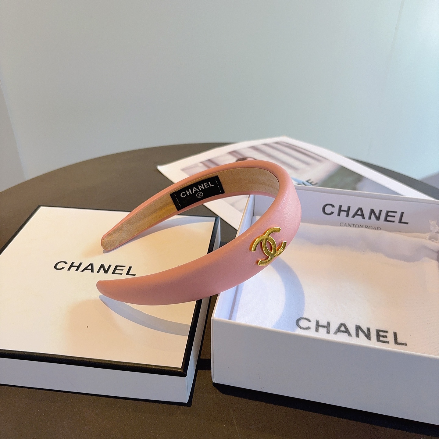 配包装CHANEL（香奈儿）最新款小香羊皮发箍，复古头箍，网红爆款推荐 搭配高端材质，超精致，时尚百搭。