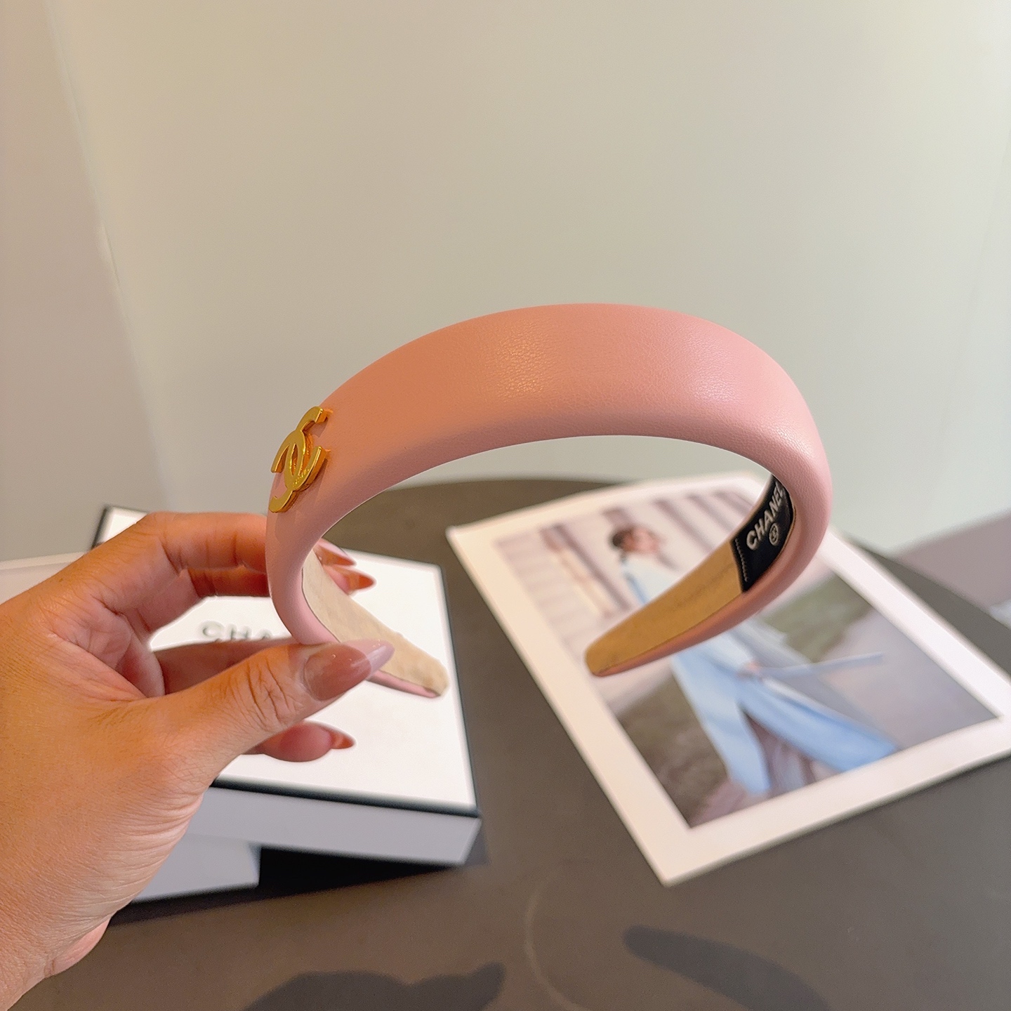 配包装CHANEL（香奈儿）最新款小香羊皮发箍，复古头箍，网红爆款推荐 搭配高端材质，超精致，时尚百搭。