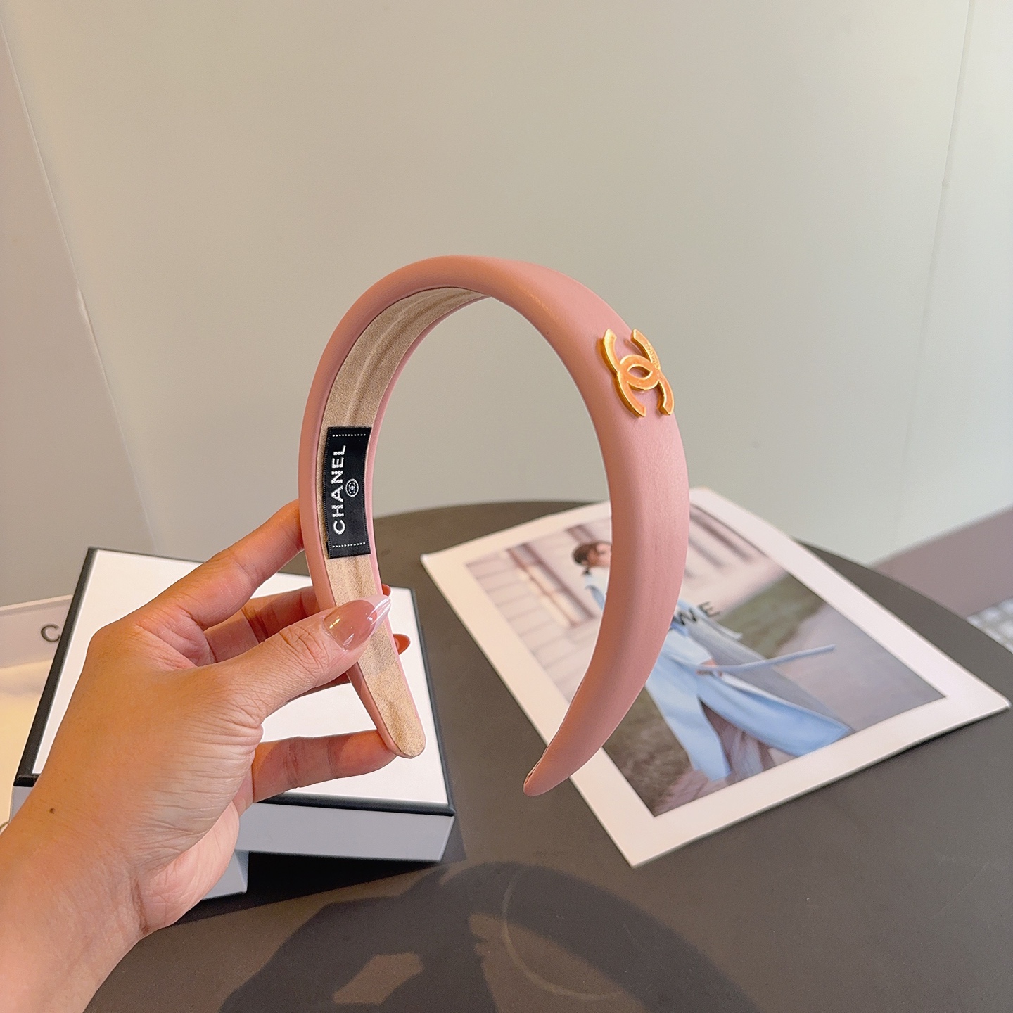 配包装CHANEL（香奈儿）最新款小香羊皮发箍，复古头箍，网红爆款推荐 搭配高端材质，超精致，时尚百搭。