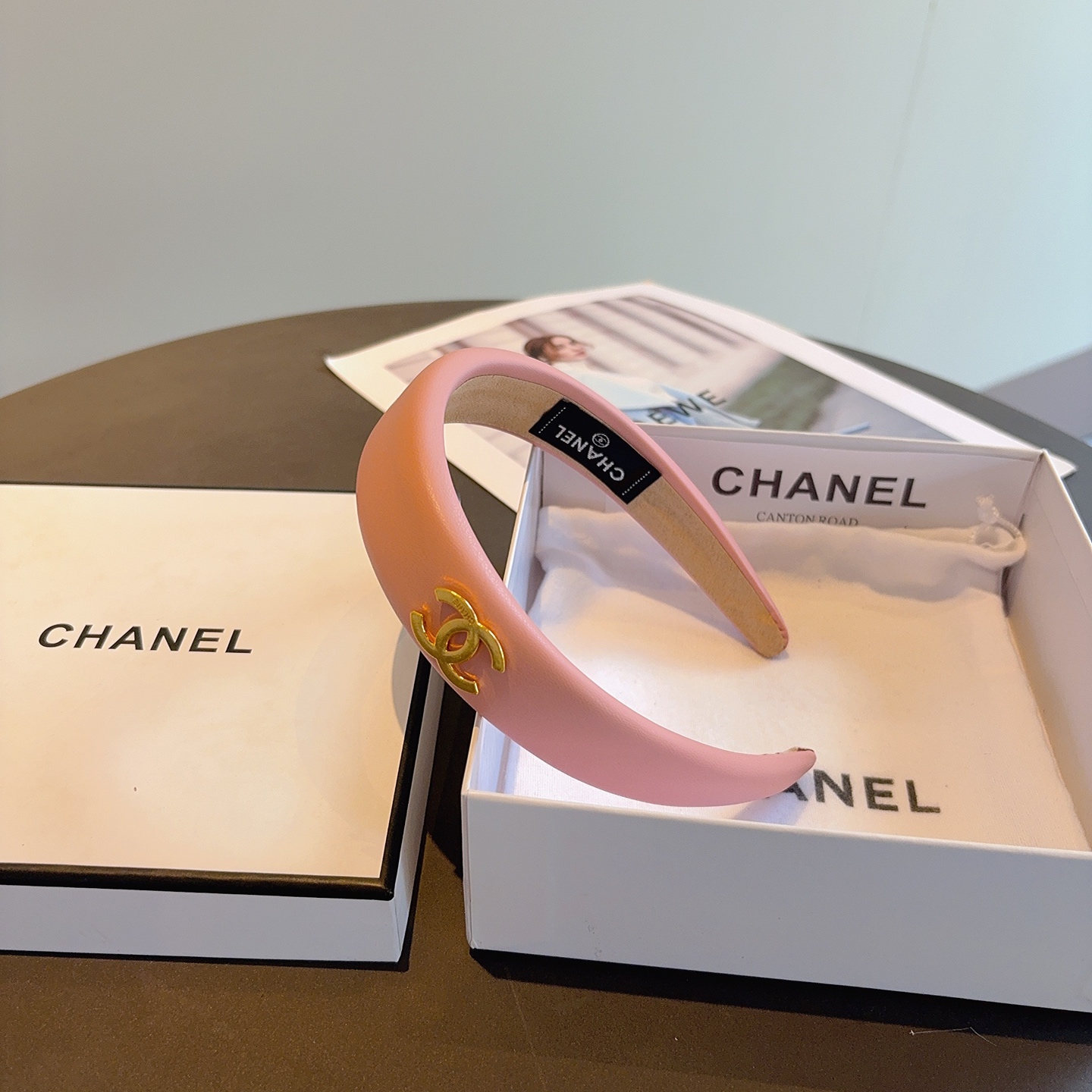 配包装CHANEL（香奈儿）最新款小香羊皮发箍，复古头箍，网红爆款推荐 搭配高端材质，超精致，时尚百搭。