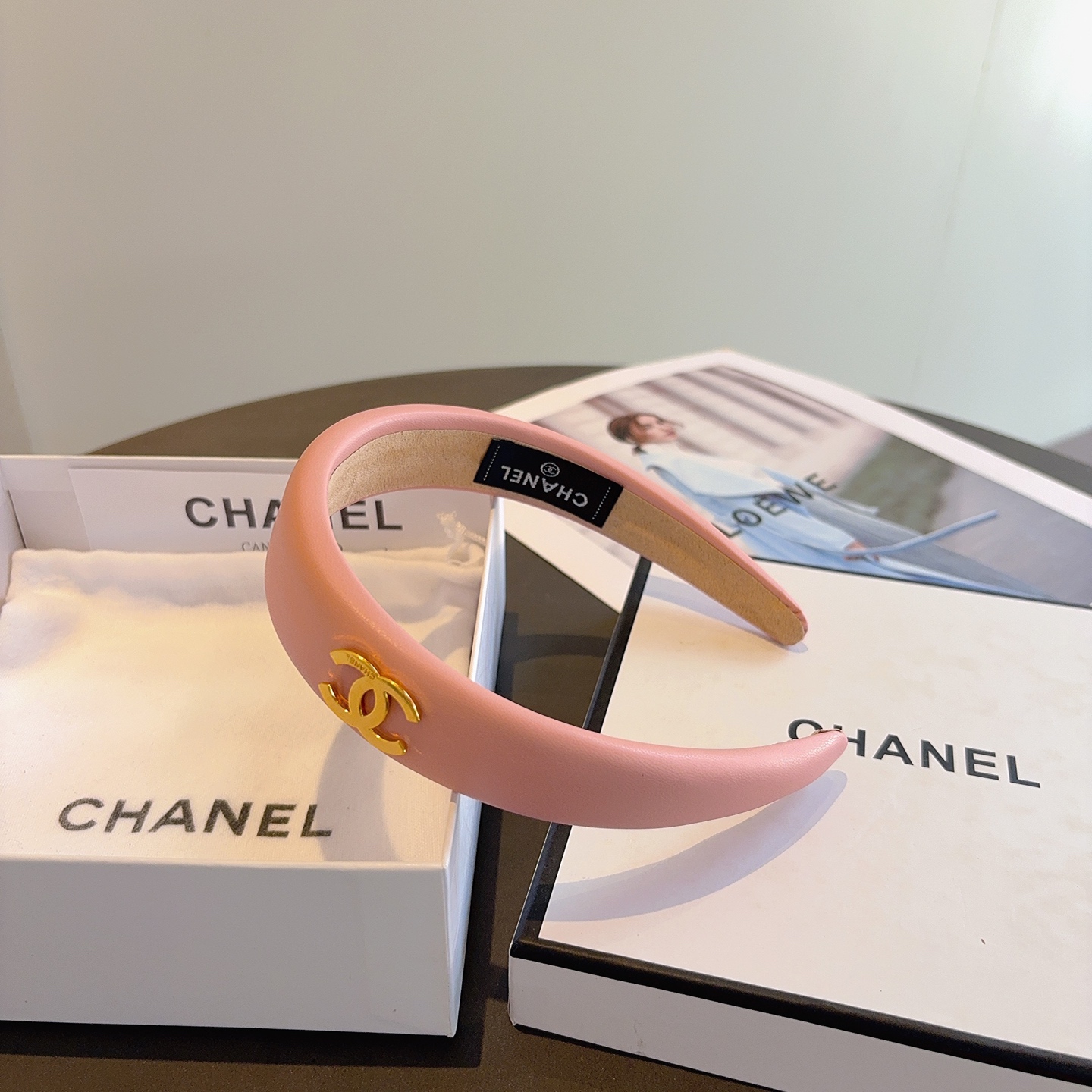 配包装CHANEL（香奈儿）最新款小香羊皮发箍，复古头箍，网红爆款推荐 搭配高端材质，超精致，时尚百搭。