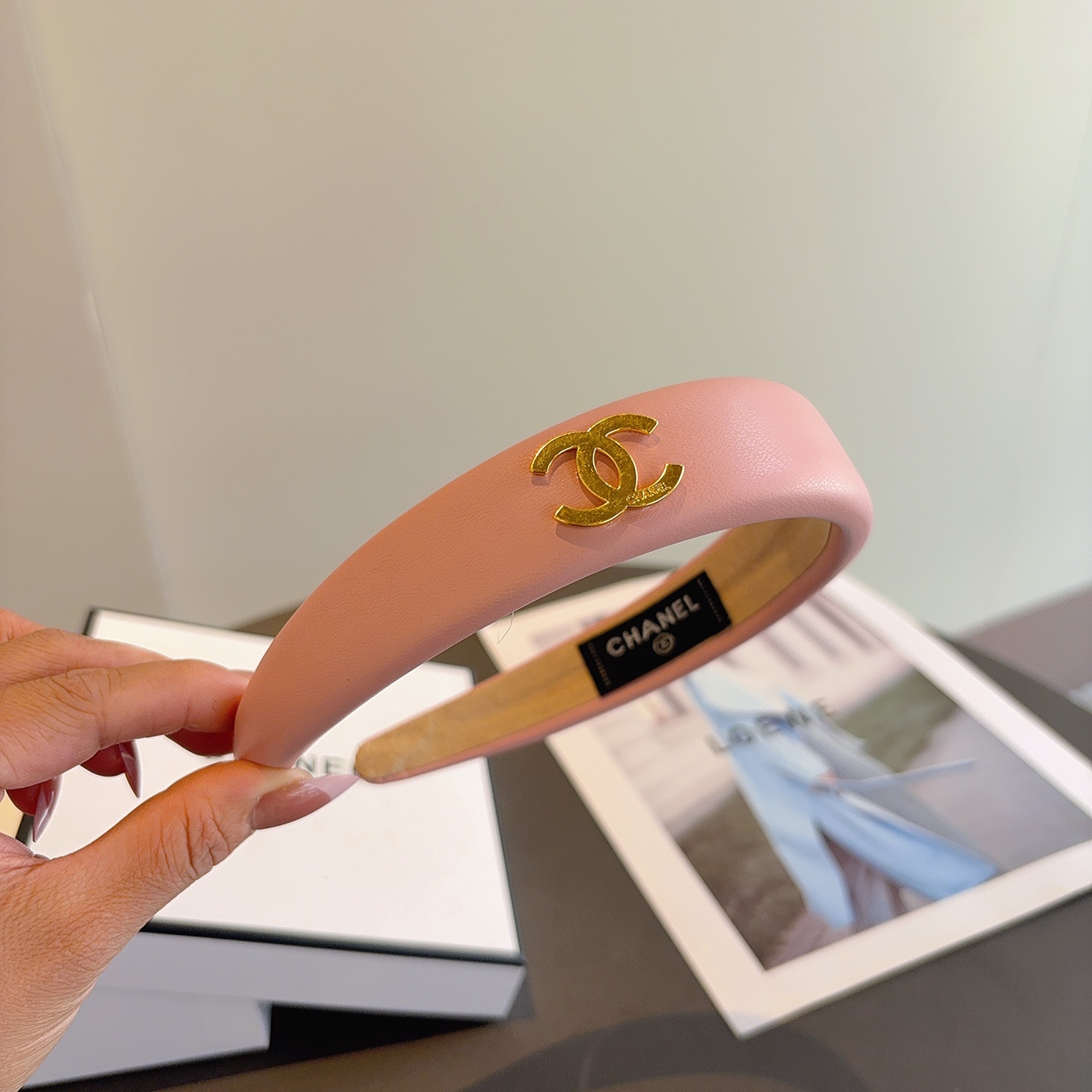 配包装CHANEL（香奈儿）最新款小香羊皮发箍，复古头箍，网红爆款推荐 搭配高端材质，超精致，时尚百搭。