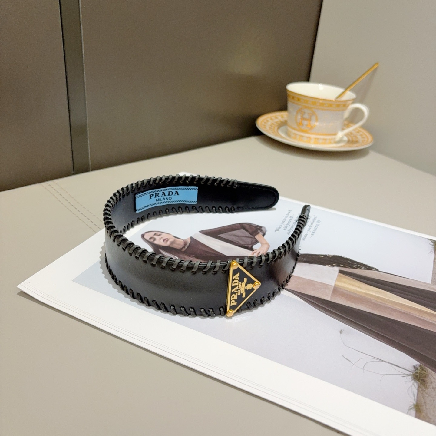 配包装PRADA （普拉达） 新款潮流走秀款皮革发箍。气质女神必备单品。非常百搭，时尚潮流， 戴上它满满