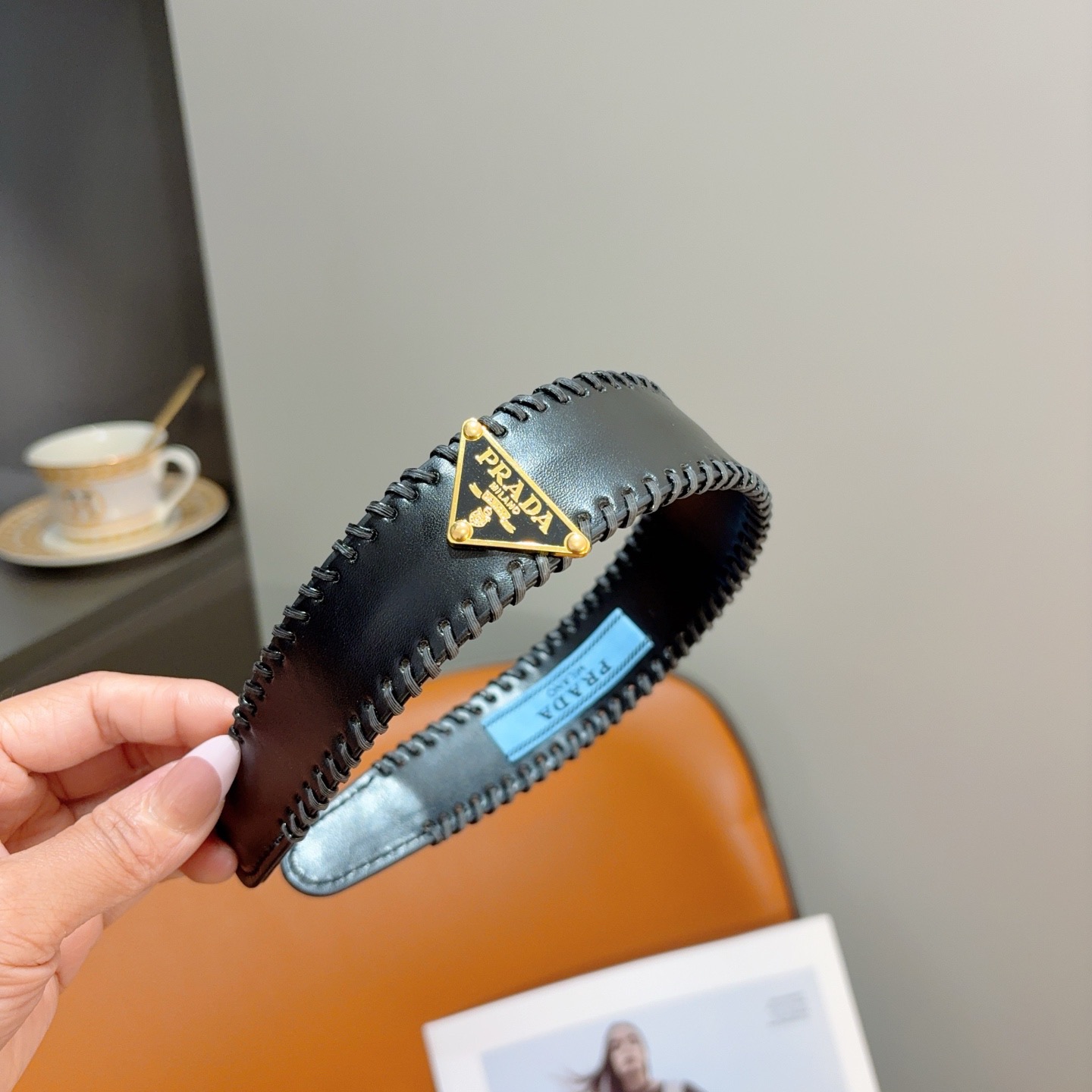 配包装PRADA （普拉达） 新款潮流走秀款皮革发箍。气质女神必备单品。非常百搭，时尚潮流， 戴上它满满