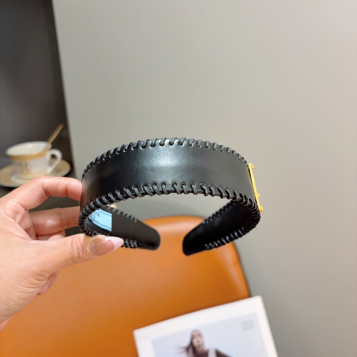 配包装PRADA （普拉达） 新款潮流走秀款皮革发箍。气质女神必备单品。非常百搭，时尚潮流， 戴上它满满