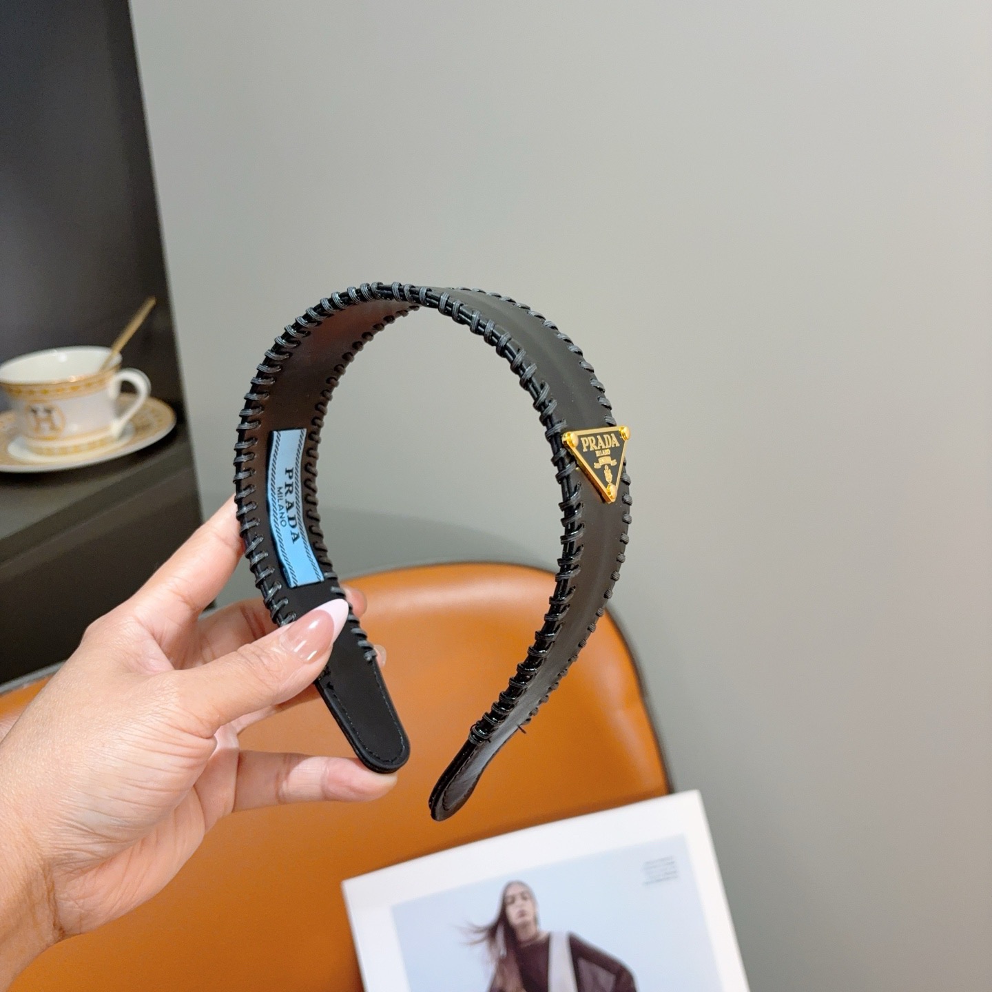 配包装PRADA （普拉达） 新款潮流走秀款皮革发箍。气质女神必备单品。非常百搭，时尚潮流， 戴上它满满