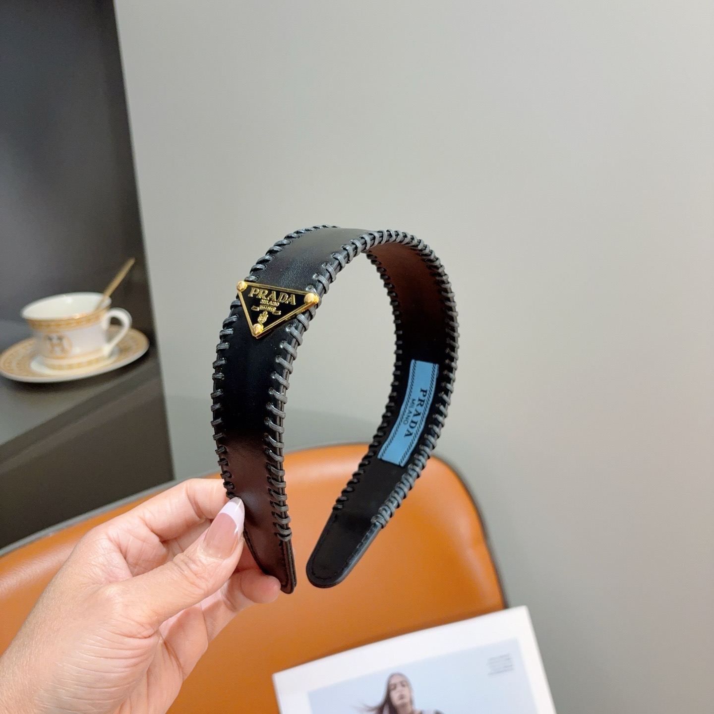 配包装PRADA （普拉达） 新款潮流走秀款皮革发箍。气质女神必备单品。非常百搭，时尚潮流， 戴上它满满