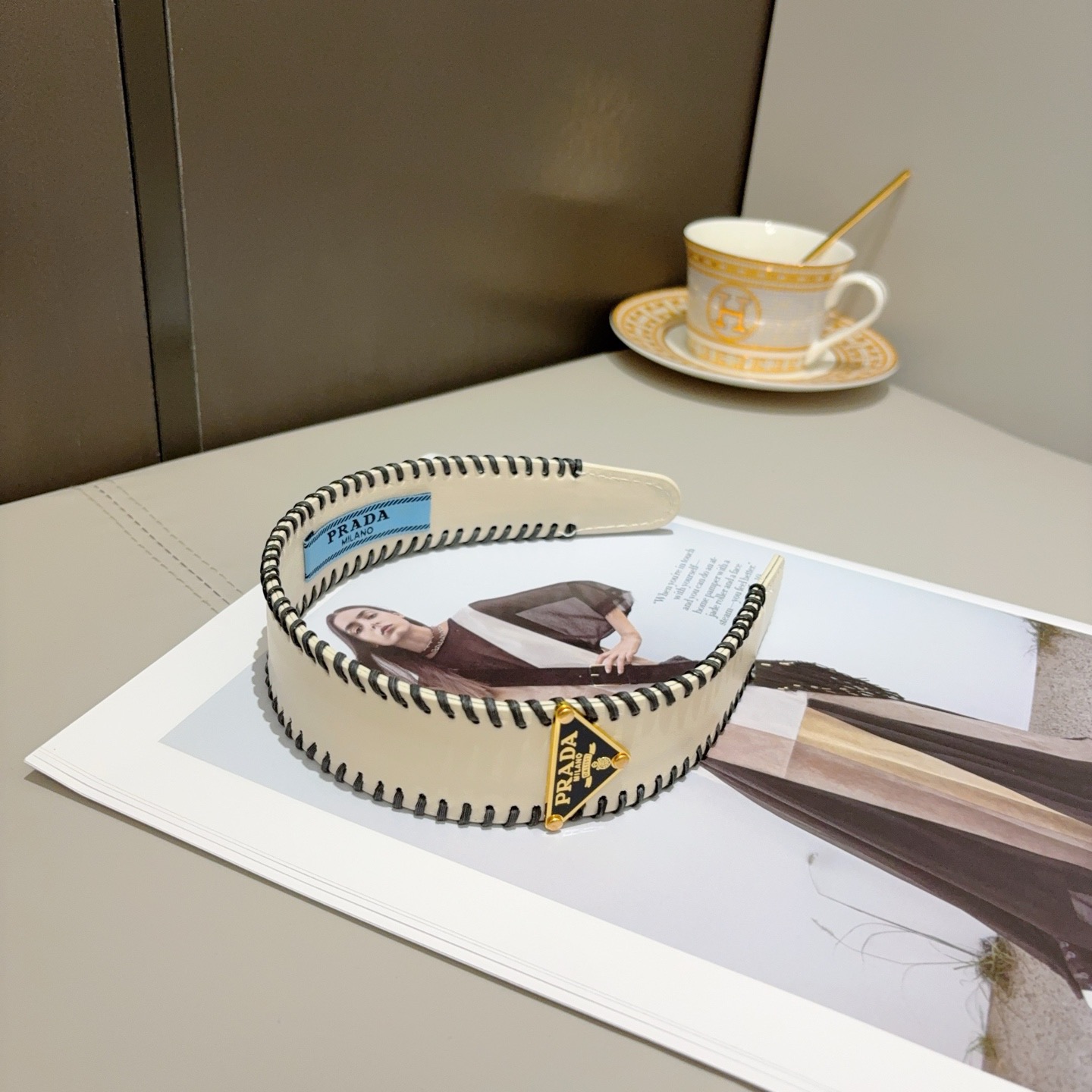 配包装PRADA （普拉达） 新款潮流走秀款皮革发箍。气质女神必备单品。非常百搭，时尚潮流， 戴上它满满