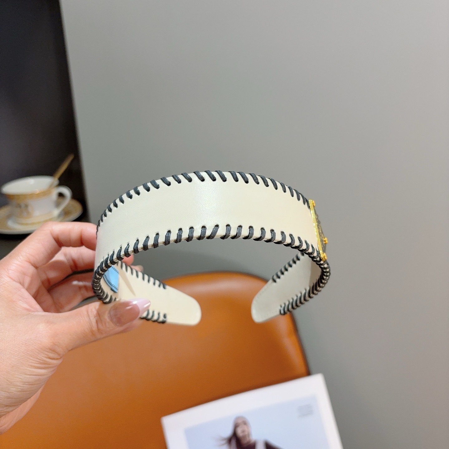 配包装PRADA （普拉达） 新款潮流走秀款皮革发箍。气质女神必备单品。非常百搭，时尚潮流， 戴上它满满