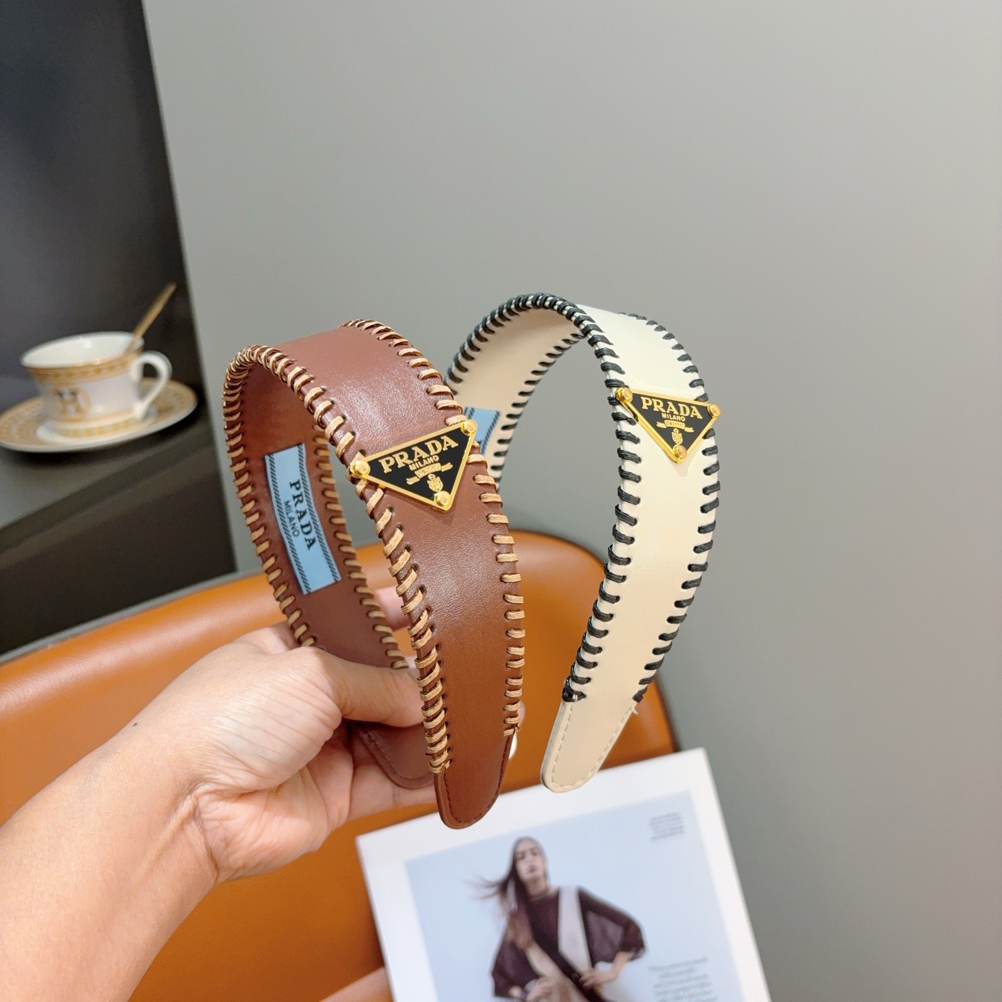 配包装PRADA （普拉达） 新款潮流走秀款皮革发箍。气质女神必备单品。非常百搭，时尚潮流， 戴上它满满