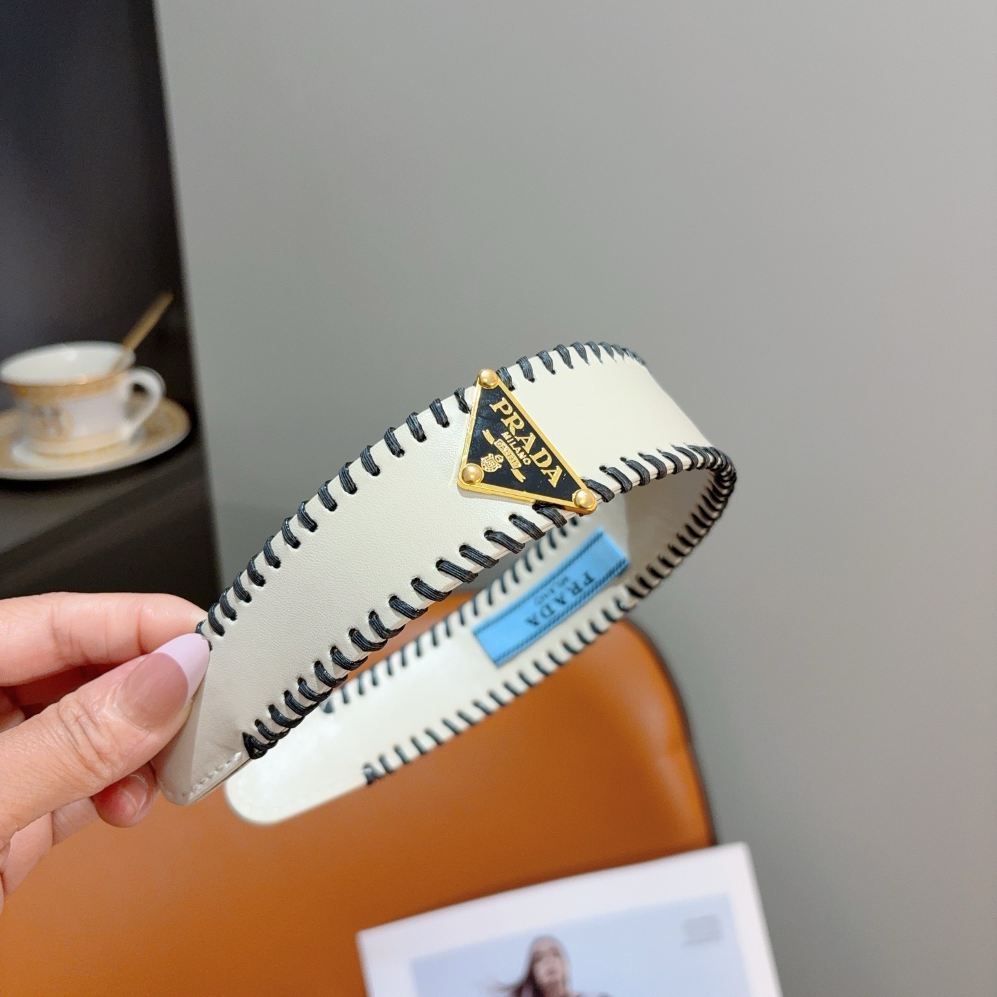 配包装PRADA （普拉达） 新款潮流走秀款皮革发箍。气质女神必备单品。非常百搭，时尚潮流， 戴上它满满