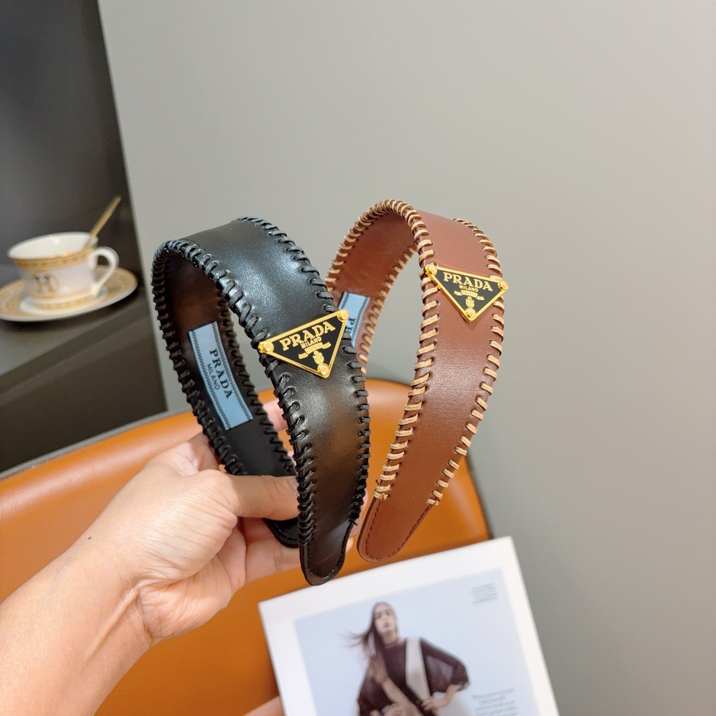 配包装PRADA （普拉达） 新款潮流走秀款皮革发箍。气质女神必备单品。非常百搭，时尚潮流， 戴上它满满