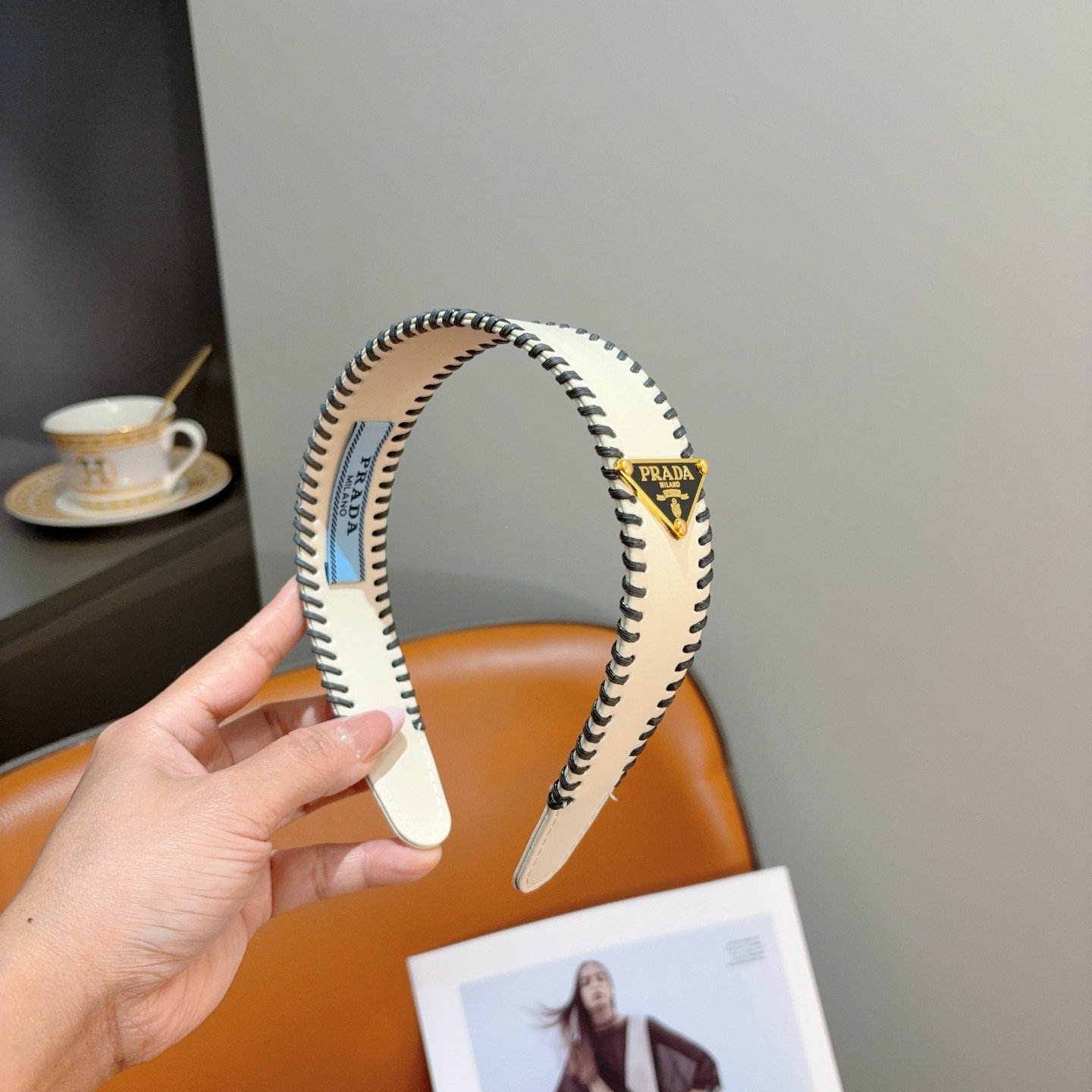 配包装PRADA （普拉达） 新款潮流走秀款皮革发箍。气质女神必备单品。非常百搭，时尚潮流， 戴上它满满