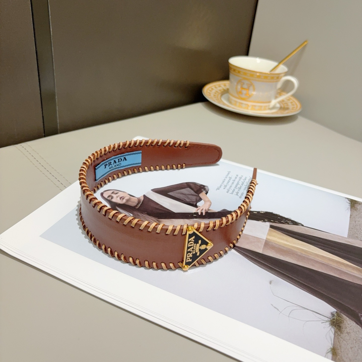 配包装PRADA （普拉达） 新款潮流走秀款皮革发箍。气质女神必备单品。非常百搭，时尚潮流， 戴上它满满