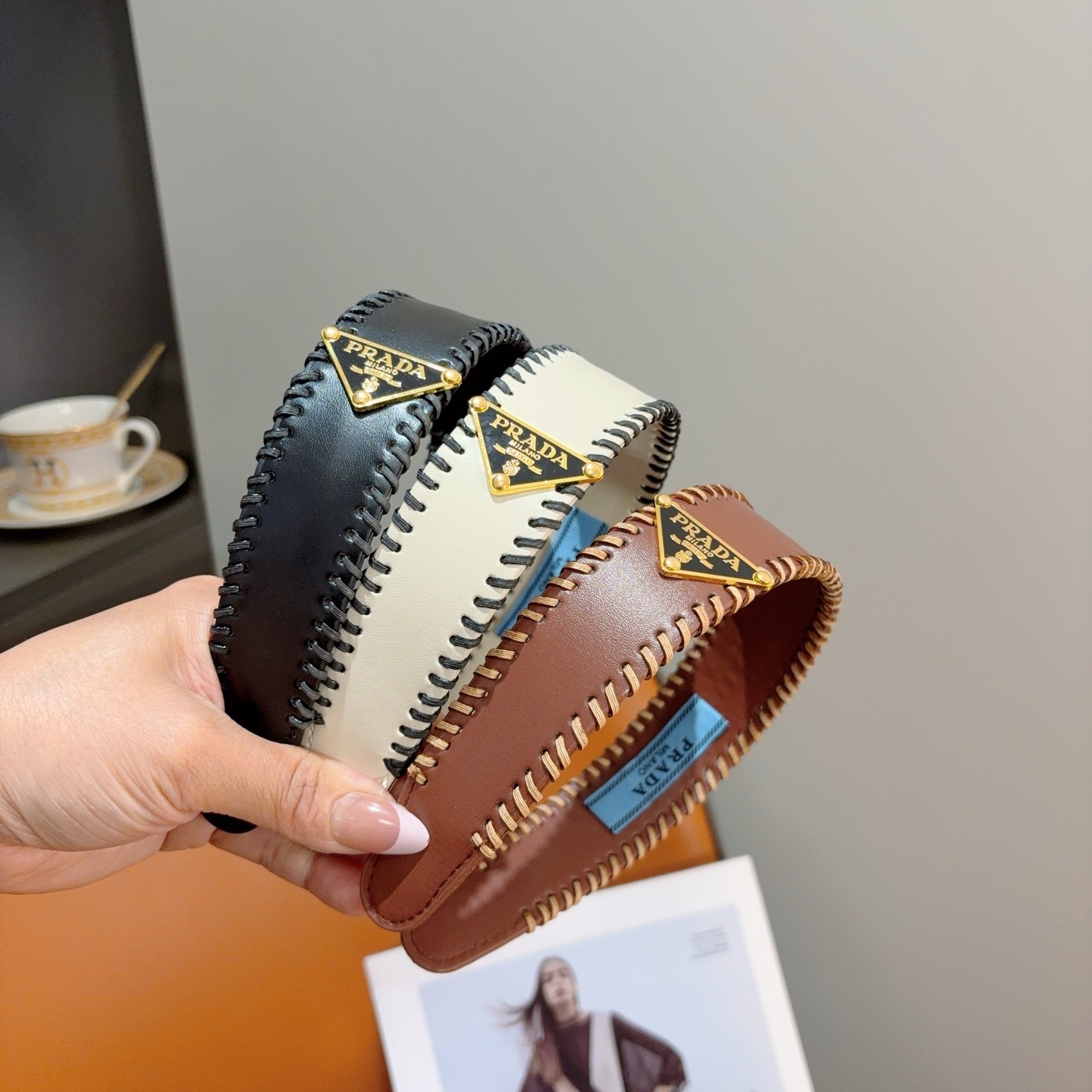 配包装PRADA （普拉达） 新款潮流走秀款皮革发箍。气质女神必备单品。非常百搭，时尚潮流， 戴上它满满