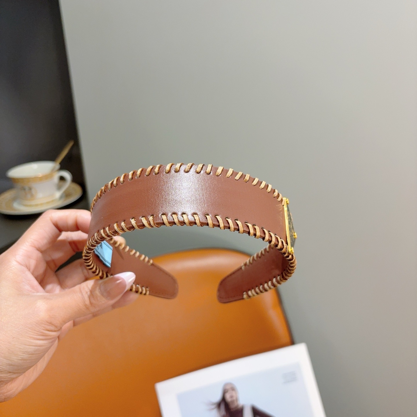 配包装PRADA （普拉达） 新款潮流走秀款皮革发箍。气质女神必备单品。非常百搭，时尚潮流， 戴上它满满