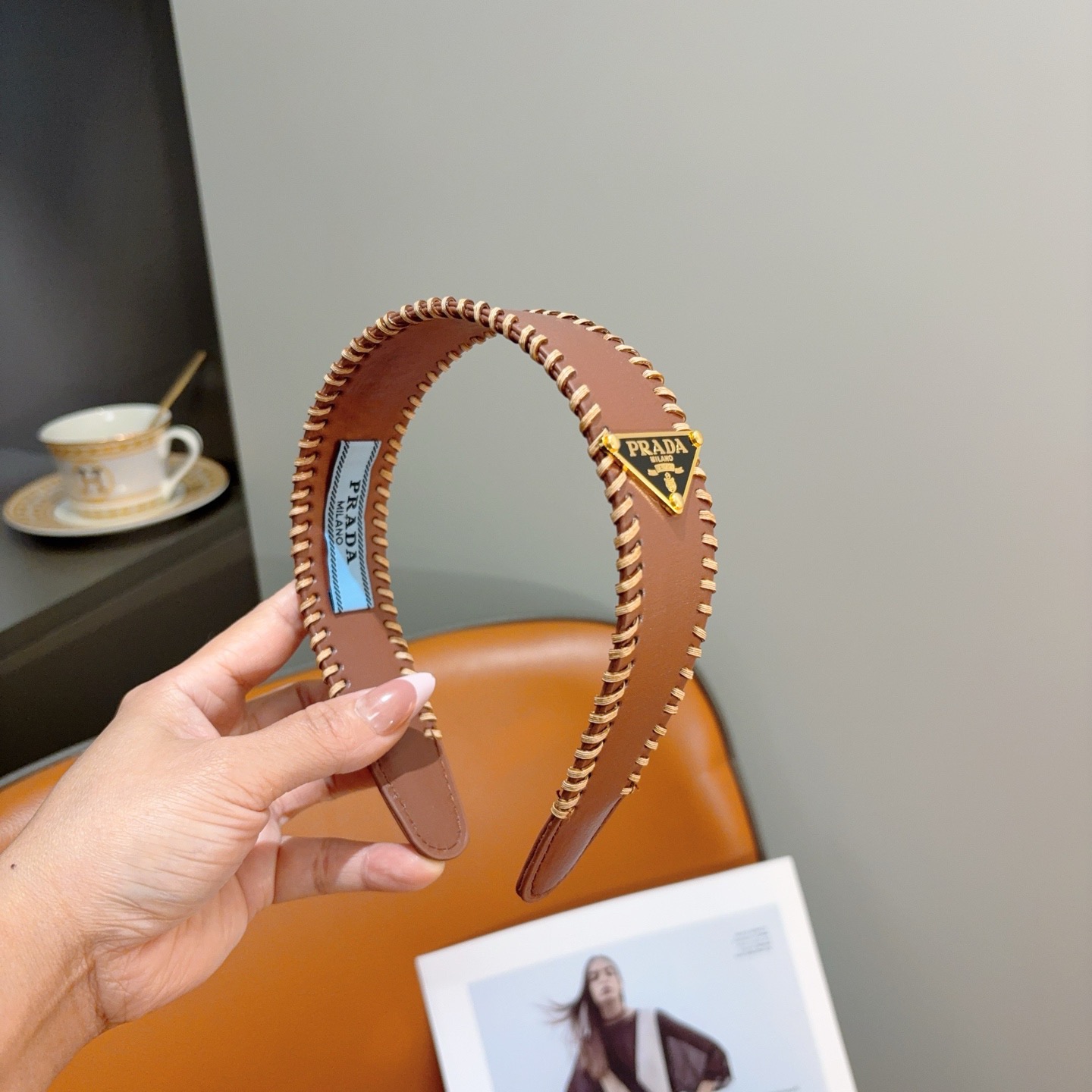 配包装PRADA （普拉达） 新款潮流走秀款皮革发箍。气质女神必备单品。非常百搭，时尚潮流， 戴上它满满