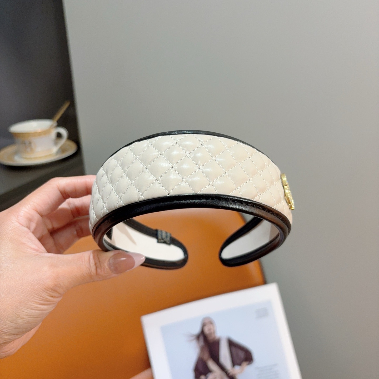 配包装CHANEL（香奈儿）新款精美菱形高档皮质字母发箍，复古网红爆款头箍 搭配高端材质，超精致，时尚高