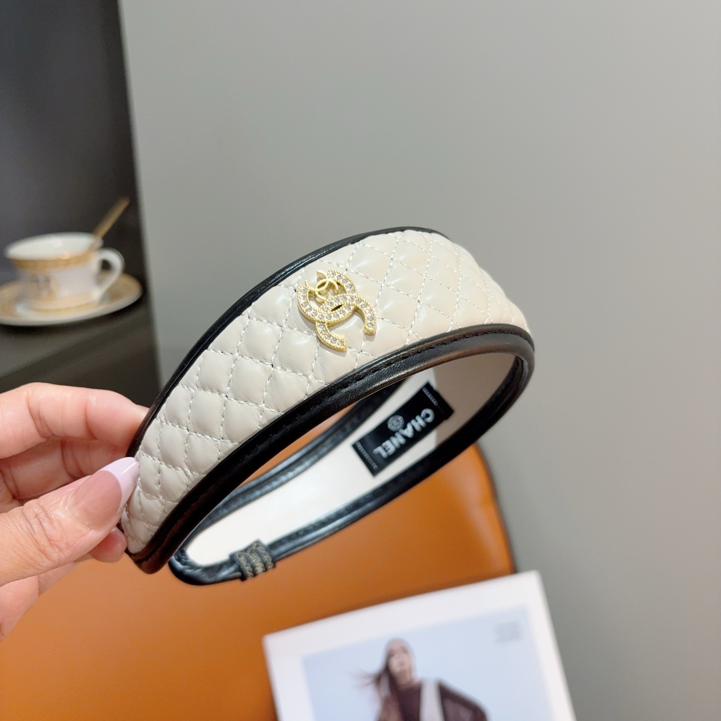 配包装CHANEL（香奈儿）新款精美菱形高档皮质字母发箍，复古网红爆款头箍 搭配高端材质，超精致，时尚高