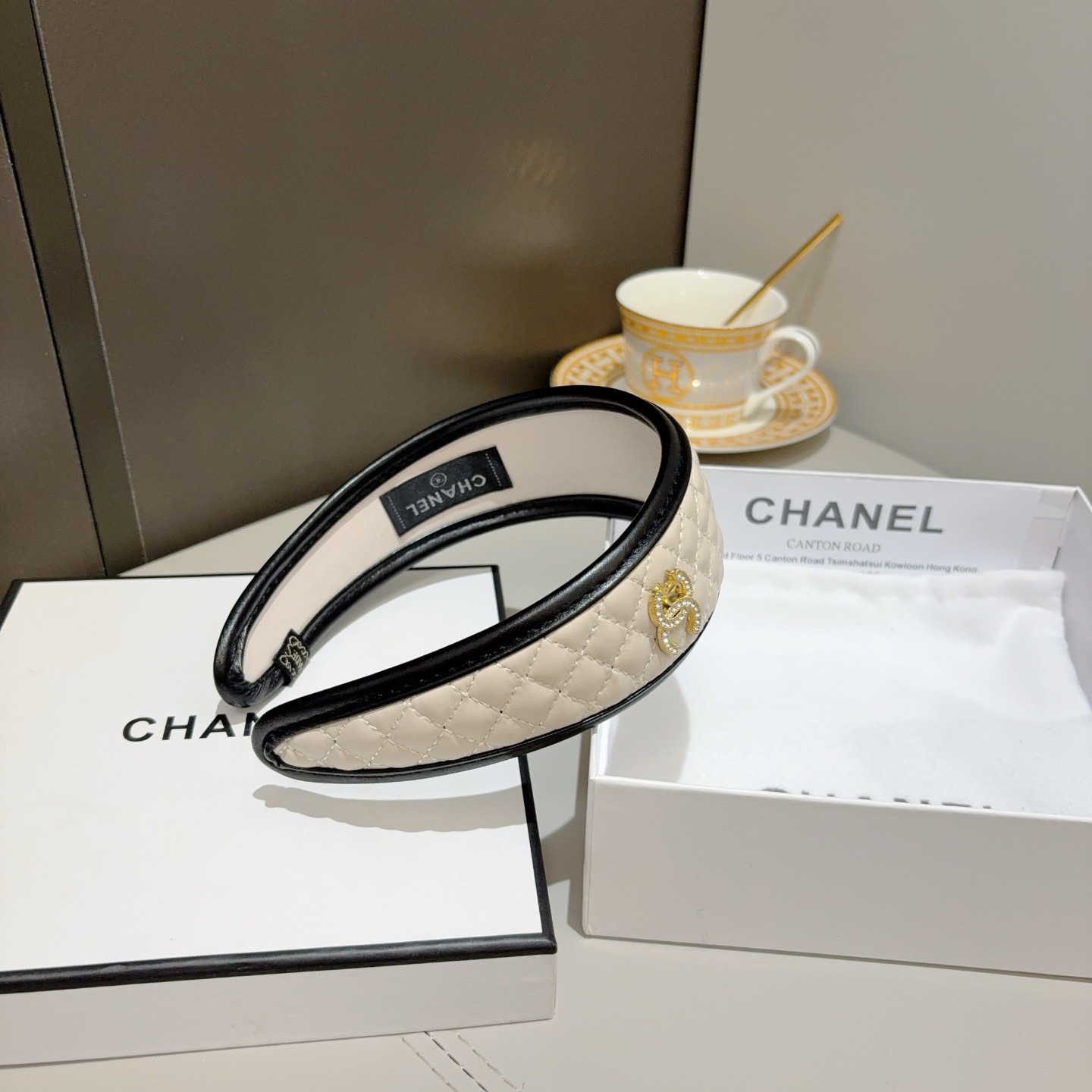 配包装CHANEL（香奈儿）新款精美菱形高档皮质字母发箍，复古网红爆款头箍 搭配高端材质，超精致，时尚高