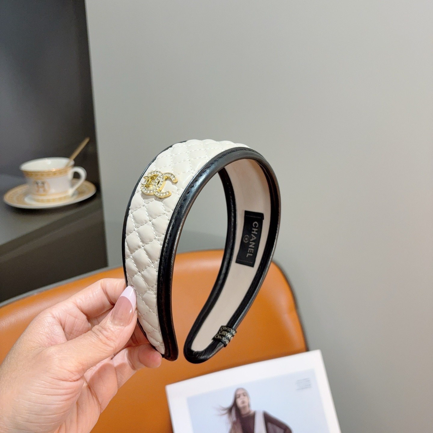 配包装CHANEL（香奈儿）新款精美菱形高档皮质字母发箍，复古网红爆款头箍 搭配高端材质，超精致，时尚高