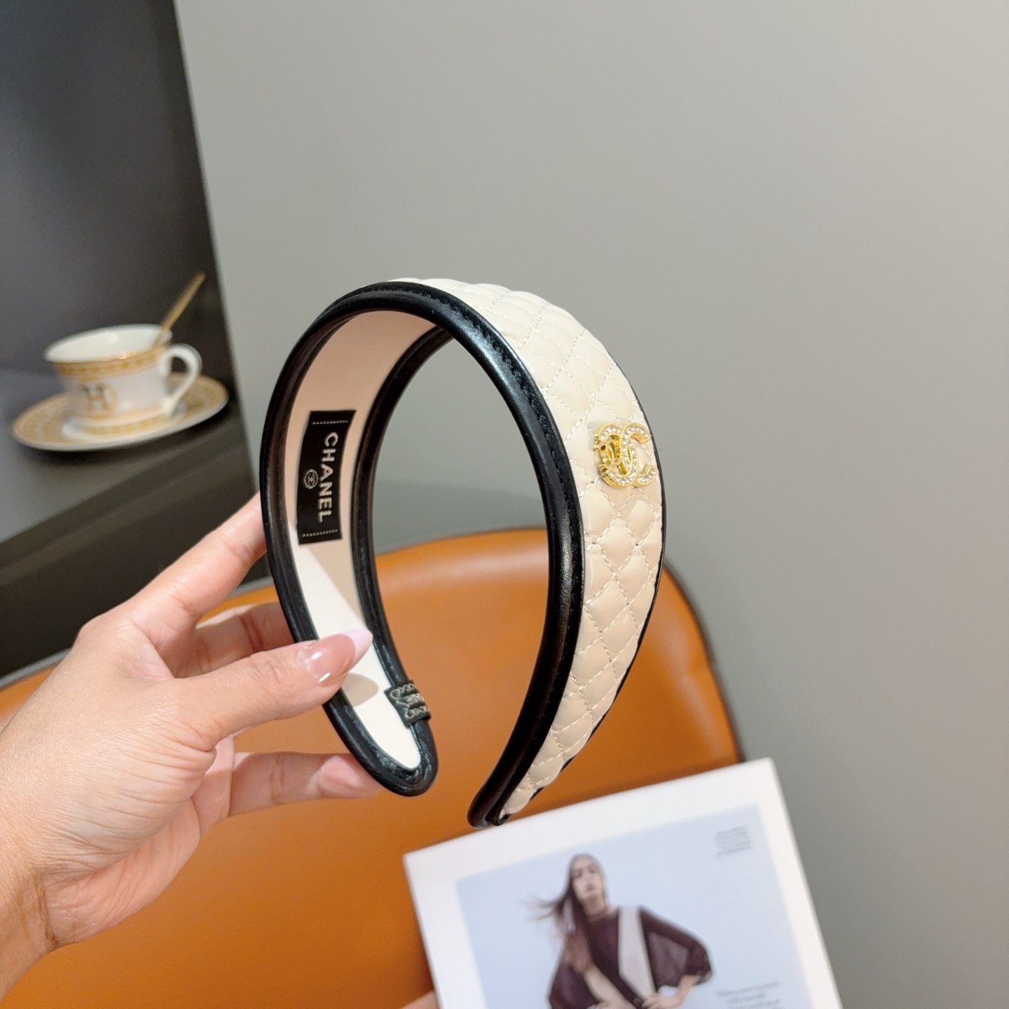 配包装CHANEL（香奈儿）新款精美菱形高档皮质字母发箍，复古网红爆款头箍 搭配高端材质，超精致，时尚高