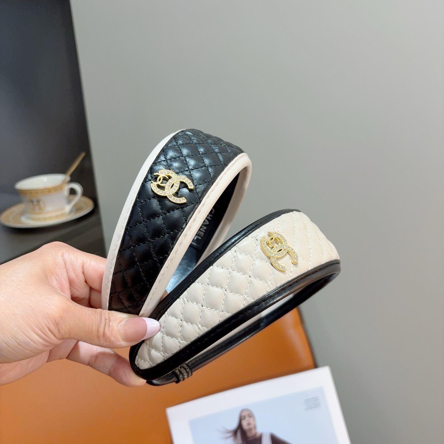 配包装CHANEL（香奈儿）新款精美菱形高档皮质字母发箍，复古网红爆款头箍 搭配高端材质，超精致，时尚高