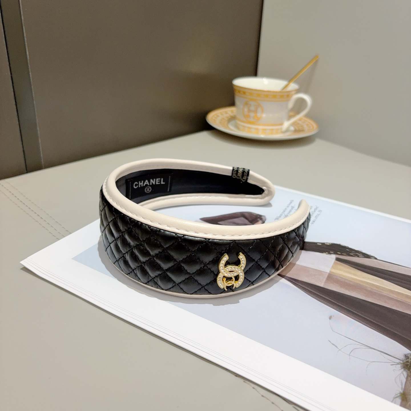 配包装CHANEL（香奈儿）新款精美菱形高档皮质字母发箍，复古网红爆款头箍 搭配高端材质，超精致，时尚高