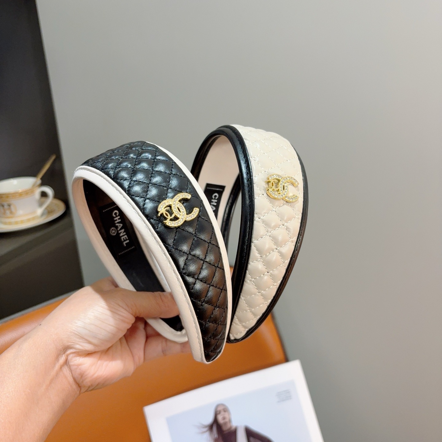 配包装CHANEL（香奈儿）新款精美菱形高档皮质字母发箍，复古网红爆款头箍 搭配高端材质，超精致，时尚高