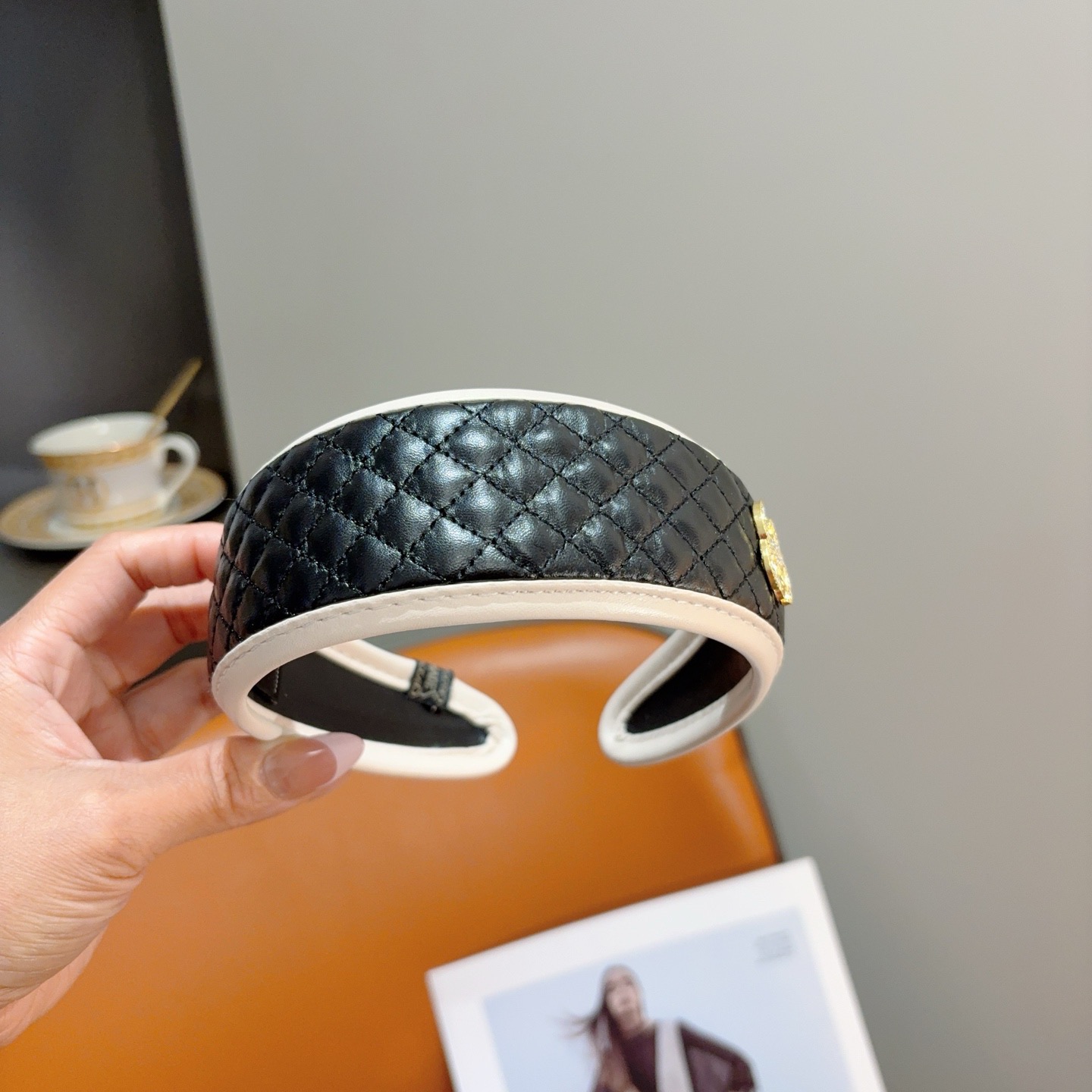 配包装CHANEL（香奈儿）新款精美菱形高档皮质字母发箍，复古网红爆款头箍 搭配高端材质，超精致，时尚高