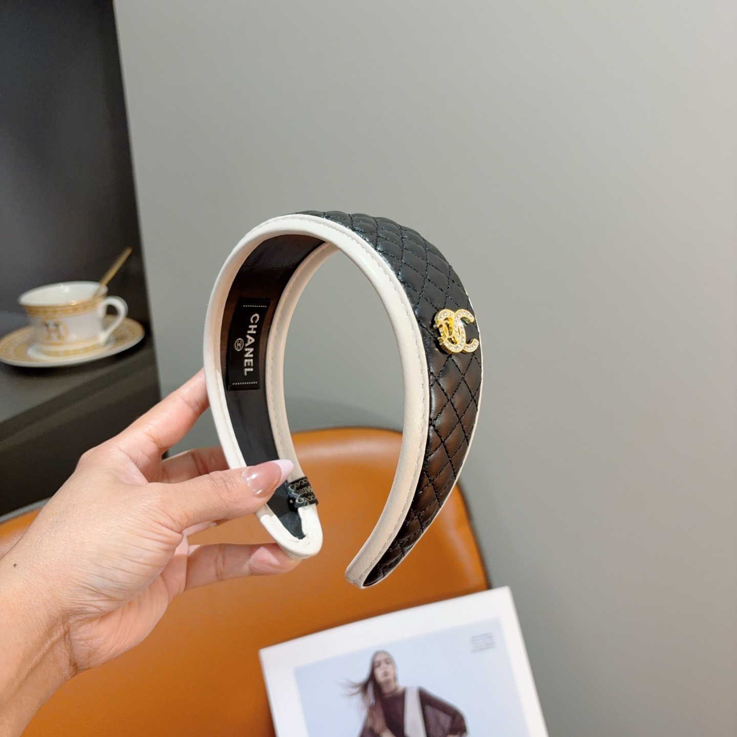 配包装CHANEL（香奈儿）新款精美菱形高档皮质字母发箍，复古网红爆款头箍 搭配高端材质，超精致，时尚高