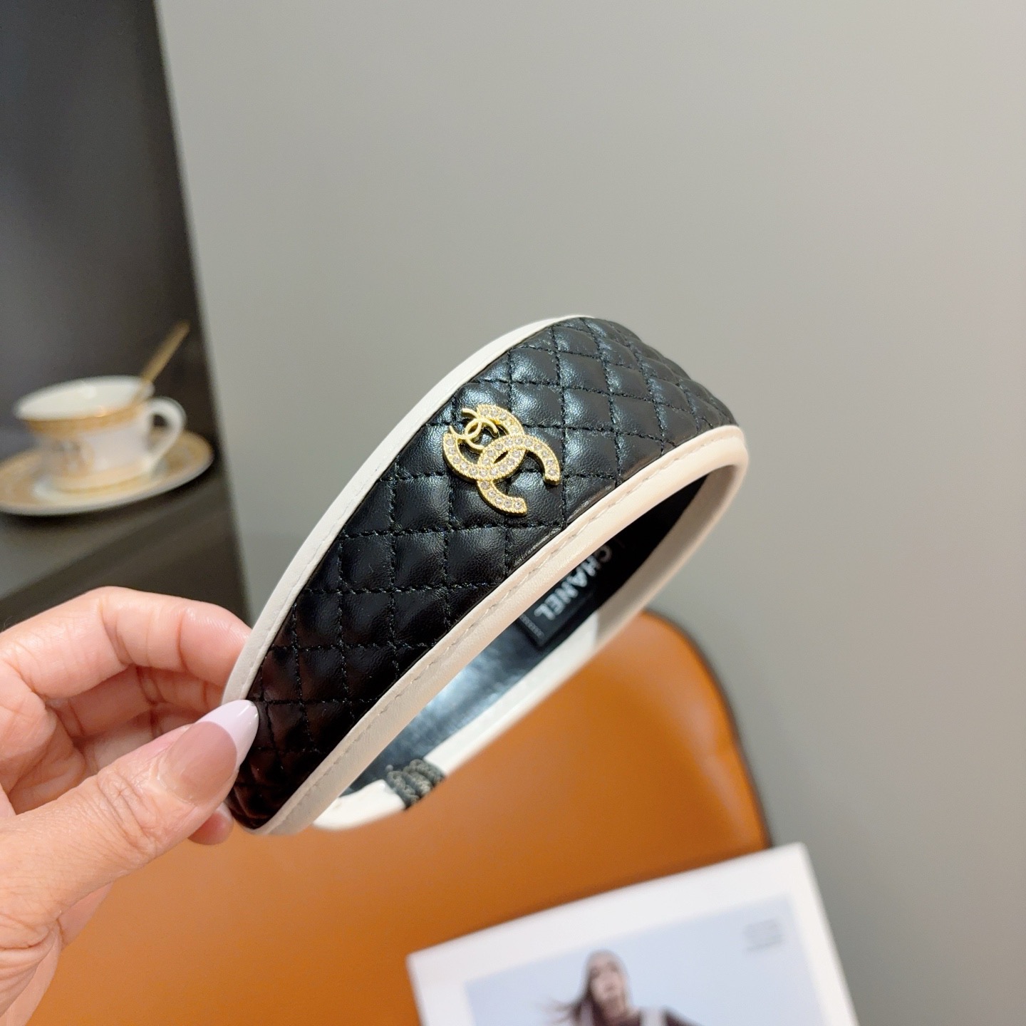 配包装CHANEL（香奈儿）新款精美菱形高档皮质字母发箍，复古网红爆款头箍 搭配高端材质，超精致，时尚高