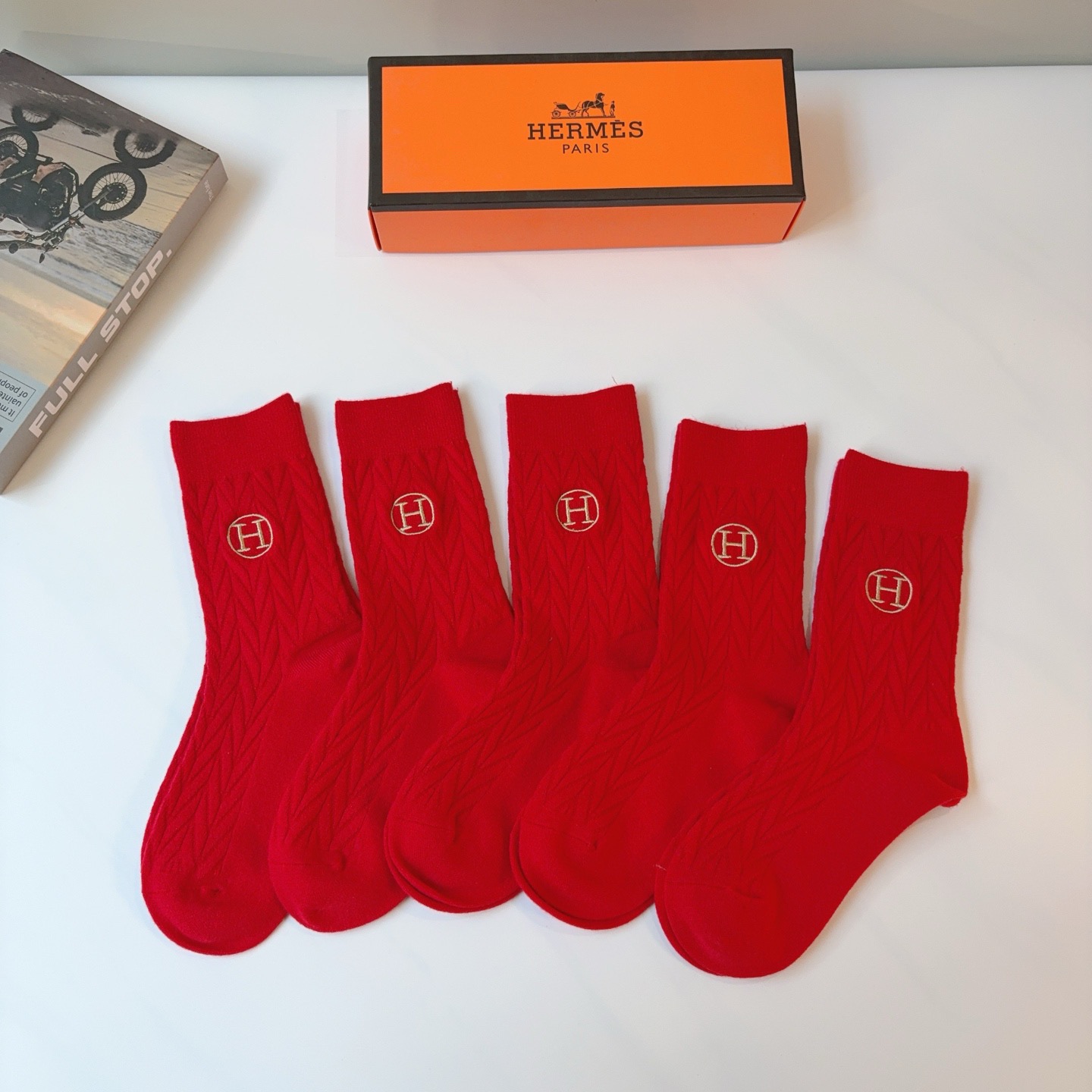NO:719011,Comes with packaging (5 pairs in a box) HERMES new embroidered long festive red socks cashmere fabric, personalized, fashionable and versatile, you deserve it Socks, stockings, socks, hermes, hermes, socks19860909配包装（一盒5双） HERMES（爱马仕）新款刺绣长筒喜庆红色袜子 羊绒面料,个性时尚百搭款,你值得拥有哦袜子,丝袜,袜子,hermes,hermes,socks,accessory