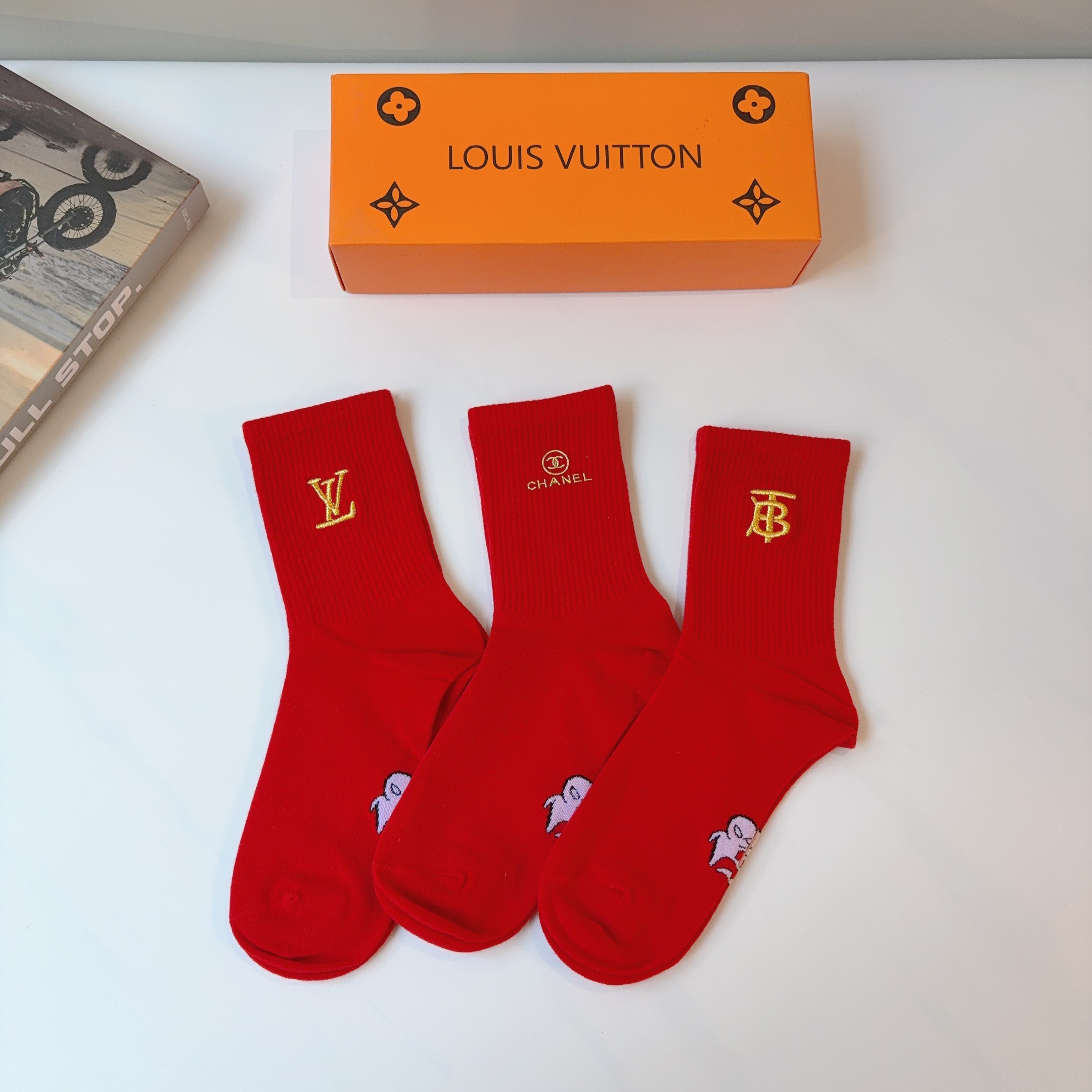 NO:719023,Comes with packaging (3 pairs in a box) LV Louis Vuitton's new embroidered long festive red socks, cashmere fabric, personalized, fashionable and versatile, you deserve it socks, stockings, socks, louis vuitton, louis vuitton, socks19860909配包装（一盒3双） LV 路易威登 新款刺绣长筒喜庆红色袜子 羊绒面料,个性时尚百搭款,你值得拥有哦袜子,丝袜,袜子,louis vuitton,louis vuitton,socks,accessory
