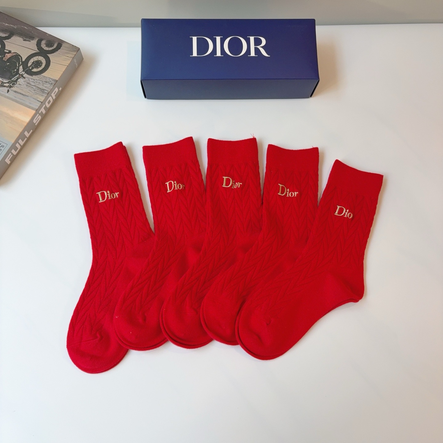 NO:719027,Comes with packaging (5 pairs in a box) Dior Dior's new embroidered long festive red socks cashmere fabric, personalized, fashionable and versatile, you deserve it Socks, stockings, socks, dior, dior, socks19860909配包装（一盒5双） Dior 迪奥 新款刺绣长筒喜庆红色袜子 羊绒面料,个性时尚百搭款,你值得拥有哦袜子,丝袜,袜子,dior,dior,socks,accessory