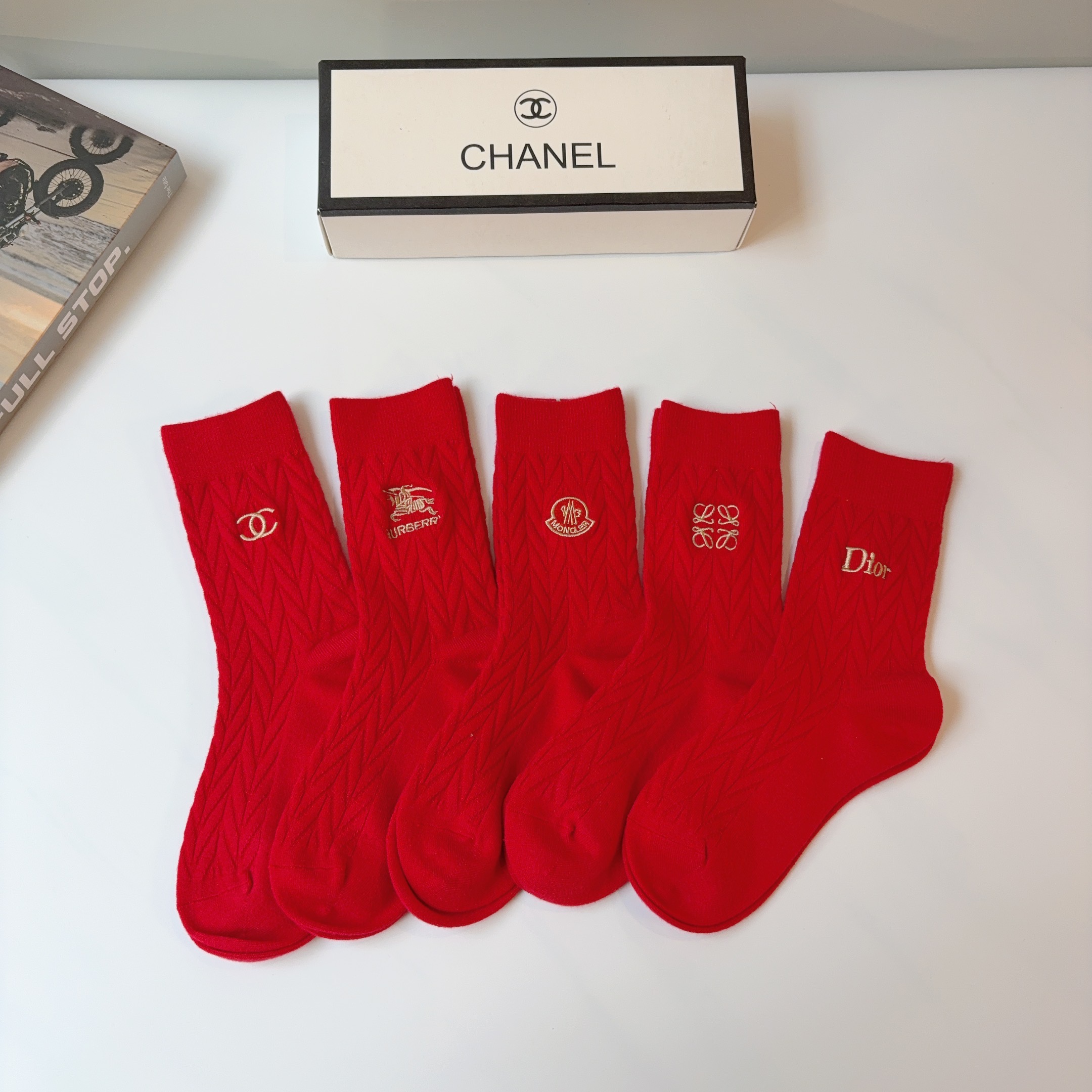 NO:719031,Comes with packaging (5 pairs in a box) CHANEL Chanel's new embroidered long festive red socks, cashmere fabric, classic double C, personalized, fashionable and versatile, you deserve it Socks, stockings, socks, chanel, chanel, socks19860909配包装（一盒5双） CHANEL 香奈儿新款刺绣长筒喜庆红色袜子 羊绒面料,经典双C 个性时尚百搭款,你值得拥有哦袜子,丝袜,袜子,chanel,chanel,socks,accessory