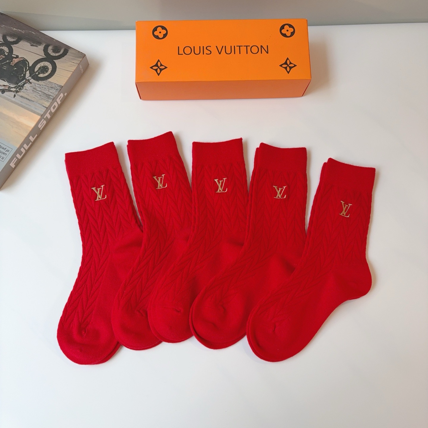NO:719033,Comes with packaging (5 pairs in a box) LV Louis Vuitton's new embroidered long festive red socks, cashmere fabric, personalized, fashionable and versatile, you deserve it socks, stockings, socks, louis vuitton, louis vuitton, socks19860909配包装（一盒5双） LV 路易威登新款刺绣长筒喜庆红色袜子 羊绒面料,个性时尚百搭款,你值得拥有哦袜子,丝袜,袜子,louis vuitton,louis vuitton,socks,accessory