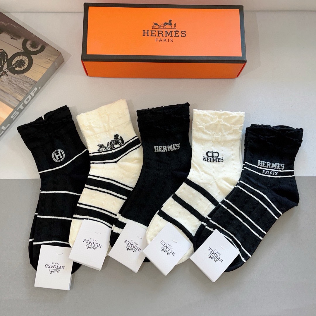 NO:719059,Comes with packaging [5 pairs in a box] HERMES high version mid-calf socks, super soft and a must-have for fashionistas. High-quality mid-calf socks, super classy when paired with them~~Recommended, recommended, recommended~~A must-have fashionable item!  !  !  socks, stockings, socks, hermes, hermes, socks19860909配包装【一盒5双】 HERMES爱马仕高版本 中筒袜子超级柔软潮人必不能少的专柜代购品质 中筒袜子 ,搭配起来超高逼格 ～～推荐推荐推荐～～必入时髦小单品！！！袜子,丝袜,袜子,hermes,hermes,socks,accessory