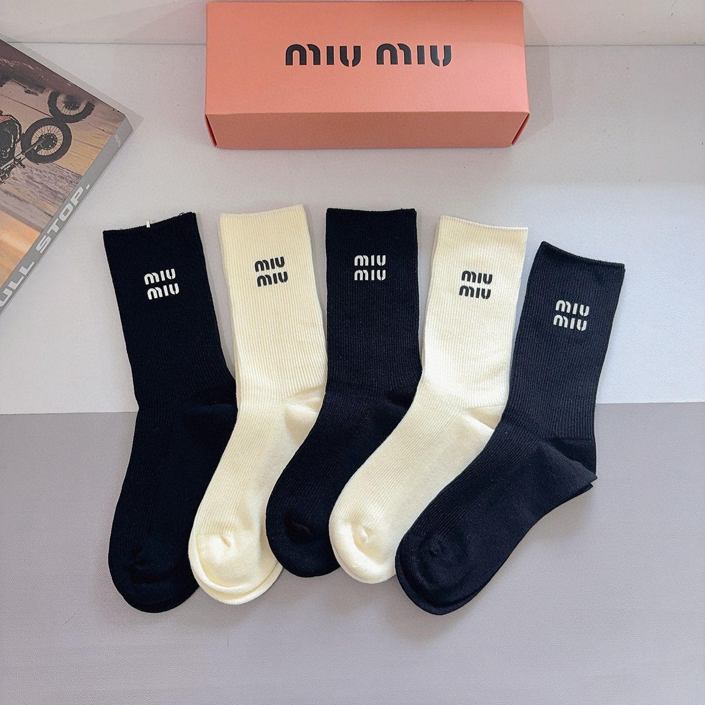 NO:719071,Comes with packaging [5 pairs in a box] miumiu (Miu Miu) high-quality super popular Internet celebrity socks, silicone hot stamped letter stockings, recommended by ins stars and Internet celebrities, extremely popular pure cotton material, suitable for all seasons, European and American big-name street essentials socks, stockings, socks, miumiu, socks19860909配包装【一盒5双】 miumiu（缪缪）高品质超级爆款网红袜子 硅胶烫印字母长筒袜,ins明星网红推荐火爆至极纯棉材质,四季通用,欧美大牌街头必备 袜子,丝袜,袜子,miumiu,socks,accessory