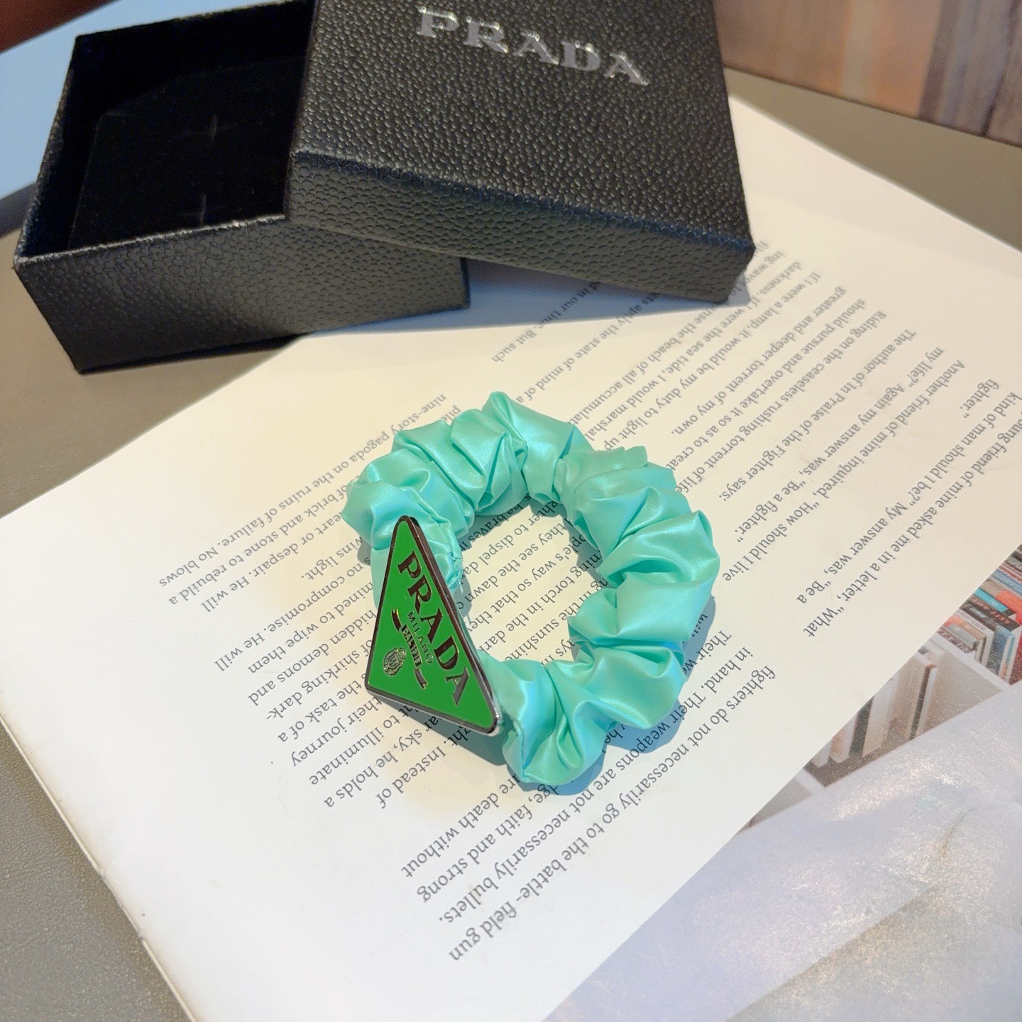 配包装（单个）PRADA 普拉达 网红新款发圈皮筋 精致佩戴舒适无压力，造型搭配必备！非常时尚百搭！