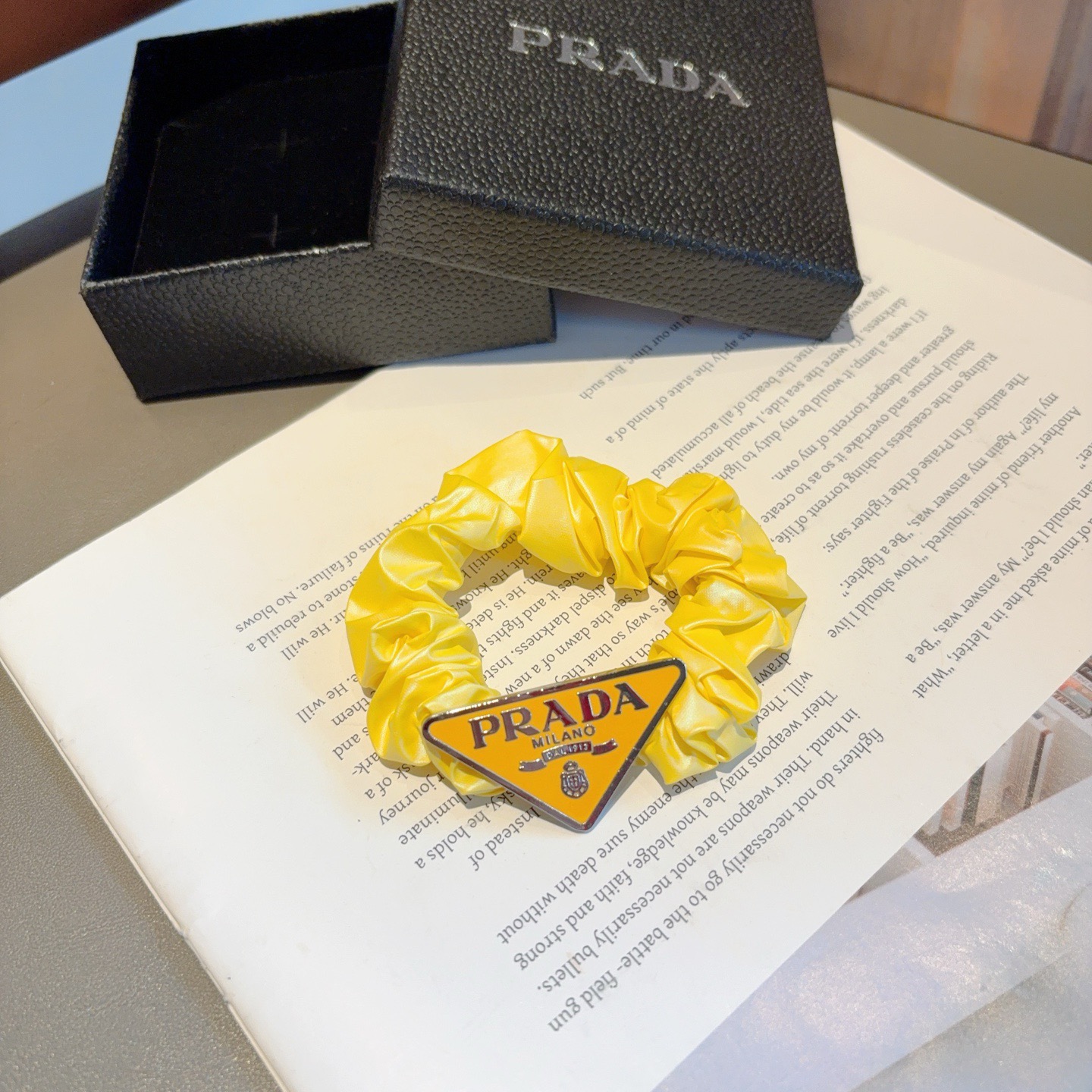 配包装（单个）PRADA 普拉达 网红新款发圈皮筋 精致佩戴舒适无压力，造型搭配必备！非常时尚百搭！