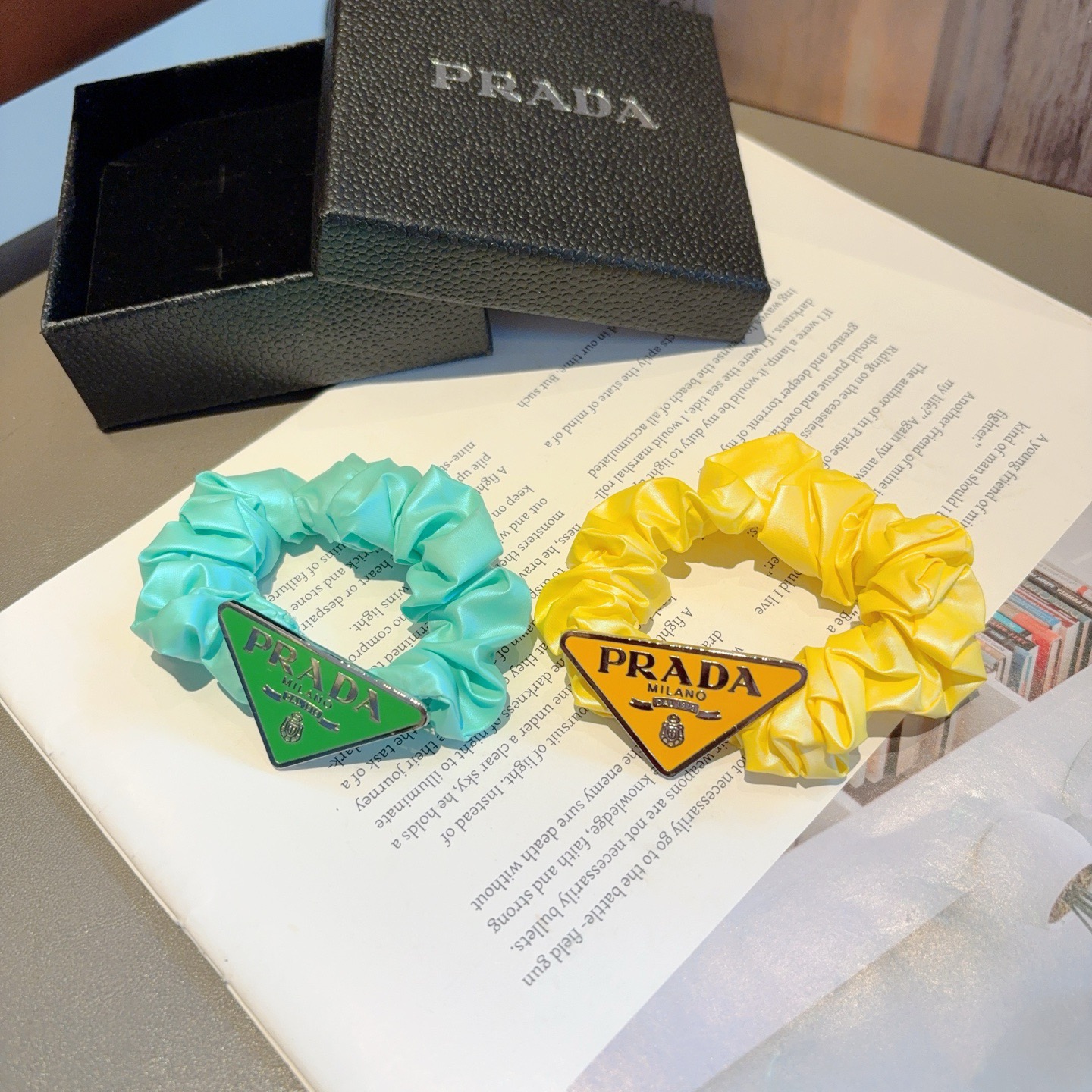 配包装（单个）PRADA 普拉达 网红新款发圈皮筋 精致佩戴舒适无压力，造型搭配必备！非常时尚百搭！