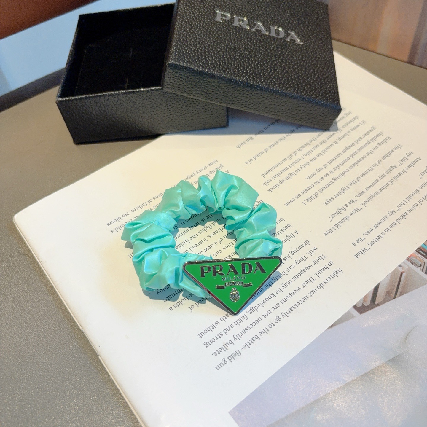 配包装（单个）PRADA 普拉达 网红新款发圈皮筋 精致佩戴舒适无压力，造型搭配必备！非常时尚百搭！