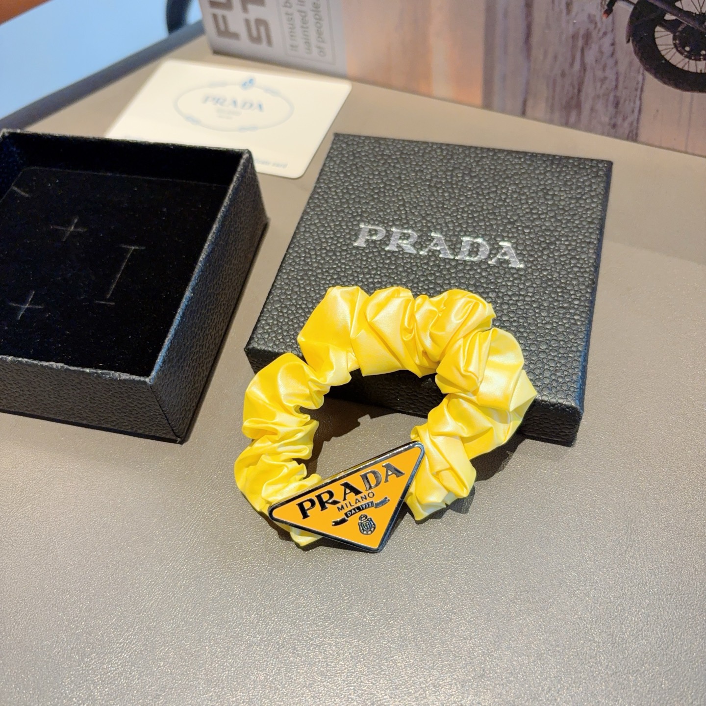 配包装（单个）PRADA 普拉达 网红新款发圈皮筋 精致佩戴舒适无压力，造型搭配必备！非常时尚百搭！