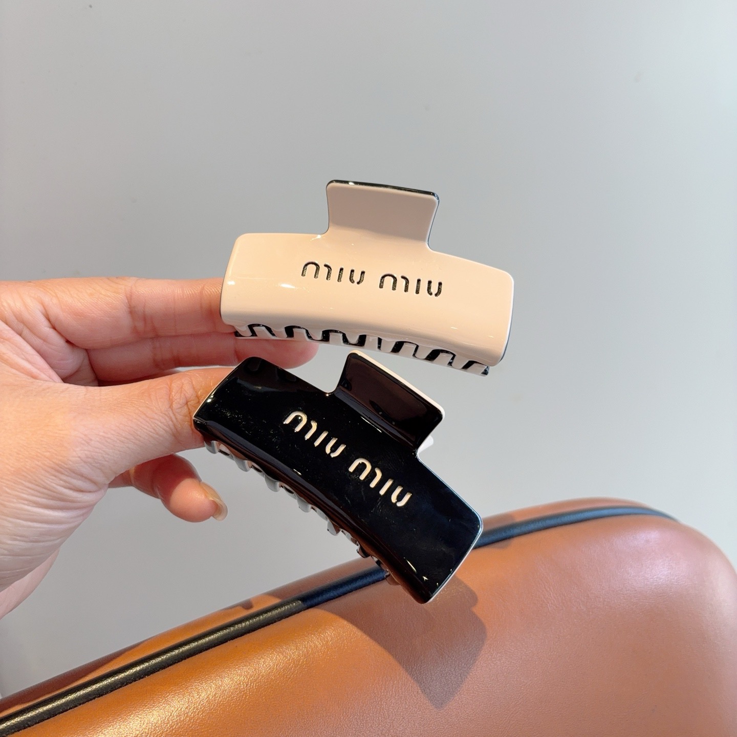 配包装MIUMIU（缪缪）新款手工抓夹，高级感字母简约复古发夹原单货，时尚百搭，潮女必备品