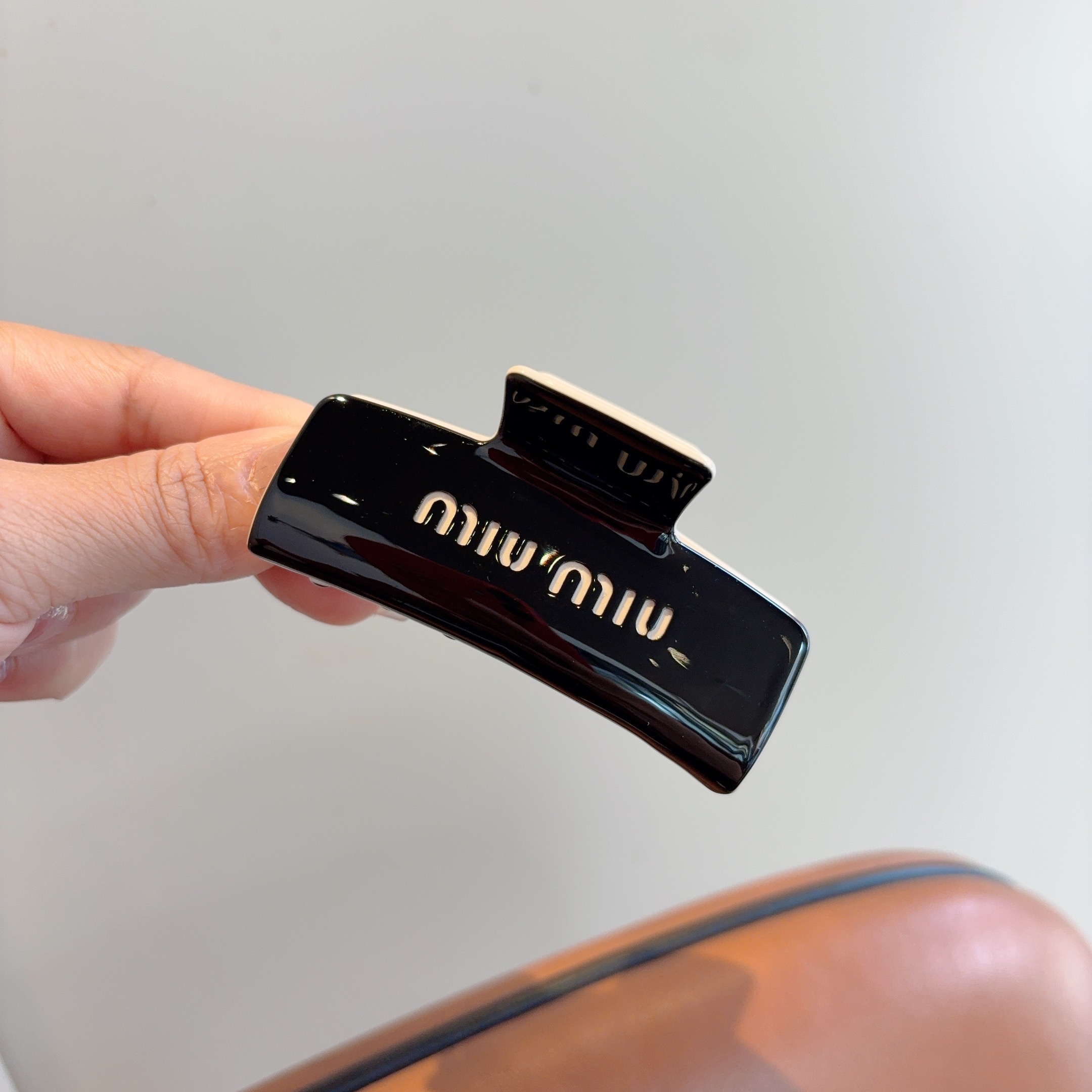 配包装MIUMIU（缪缪）新款手工抓夹，高级感字母简约复古发夹原单货，时尚百搭，潮女必备品