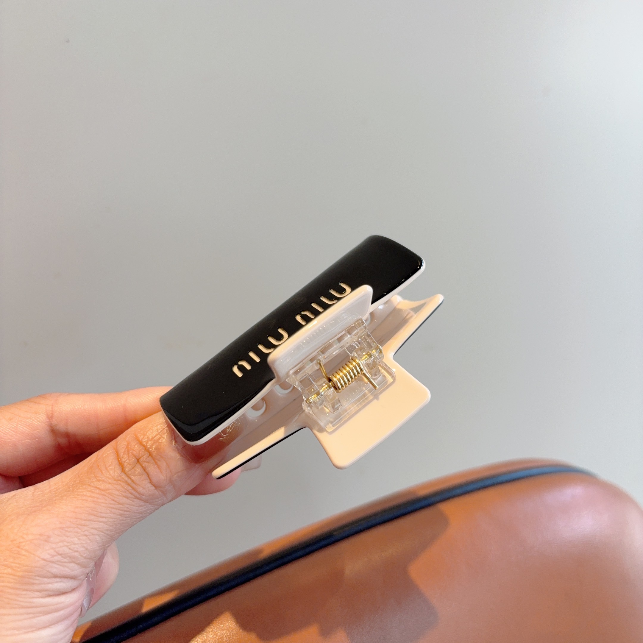 配包装MIUMIU（缪缪）新款手工抓夹，高级感字母简约复古发夹原单货，时尚百搭，潮女必备品