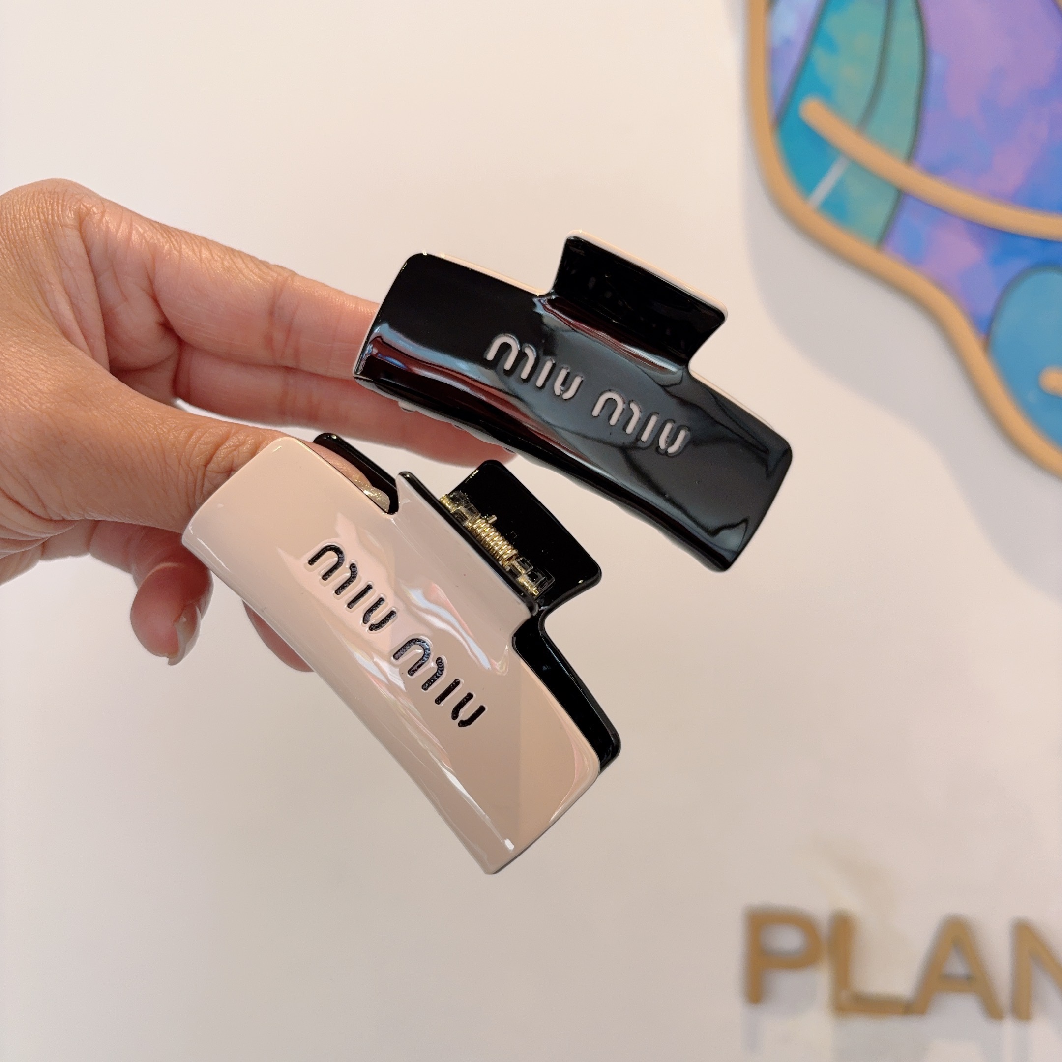 配包装MIUMIU（缪缪）新款手工抓夹，高级感字母简约复古发夹原单货，时尚百搭，潮女必备品