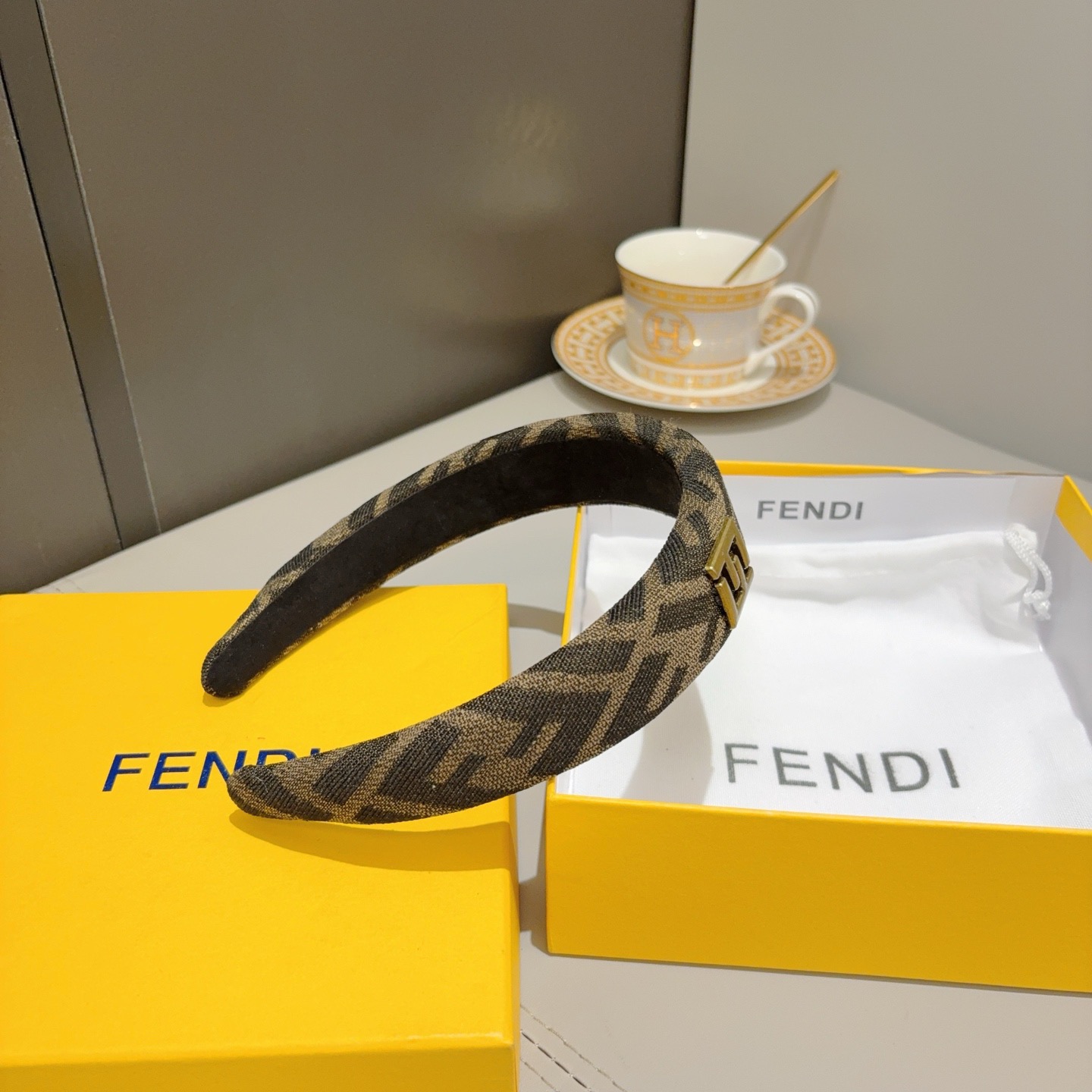 配包装FENDI 芬迪 经典新款双F字母发箍，宽版原单货， 简约百搭，潮女必备品，超级的高大上！
