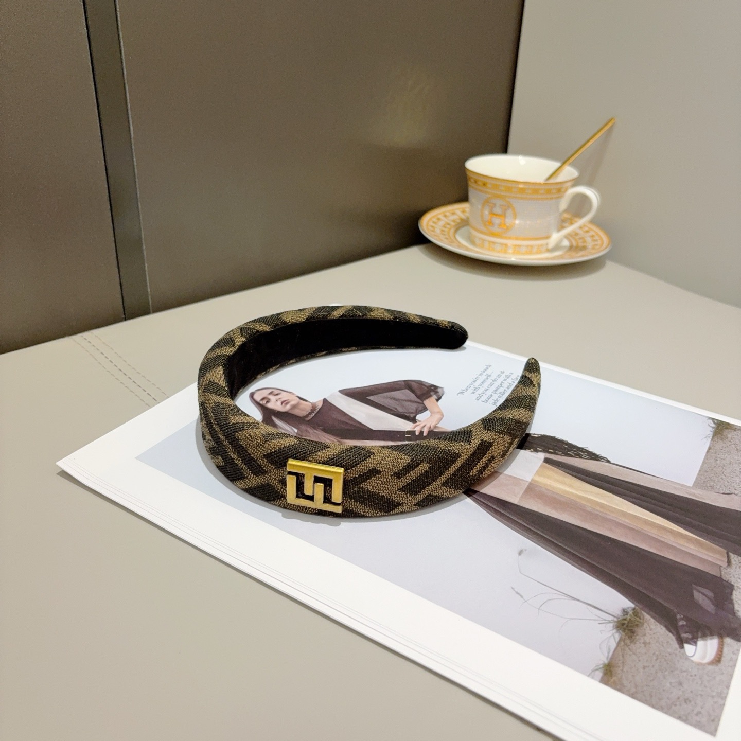 配包装FENDI 芬迪 经典新款双F字母发箍，宽版原单货， 简约百搭，潮女必备品，超级的高大上！